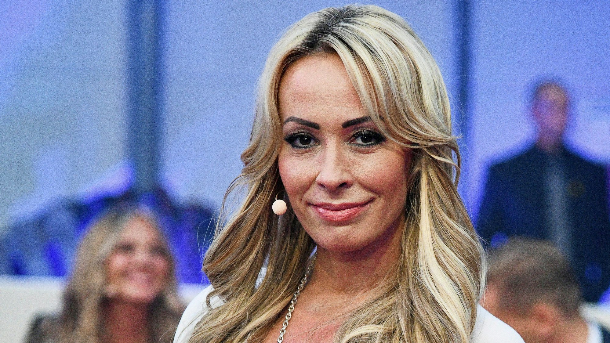 Cora Schumacher lacht in die Kamera.