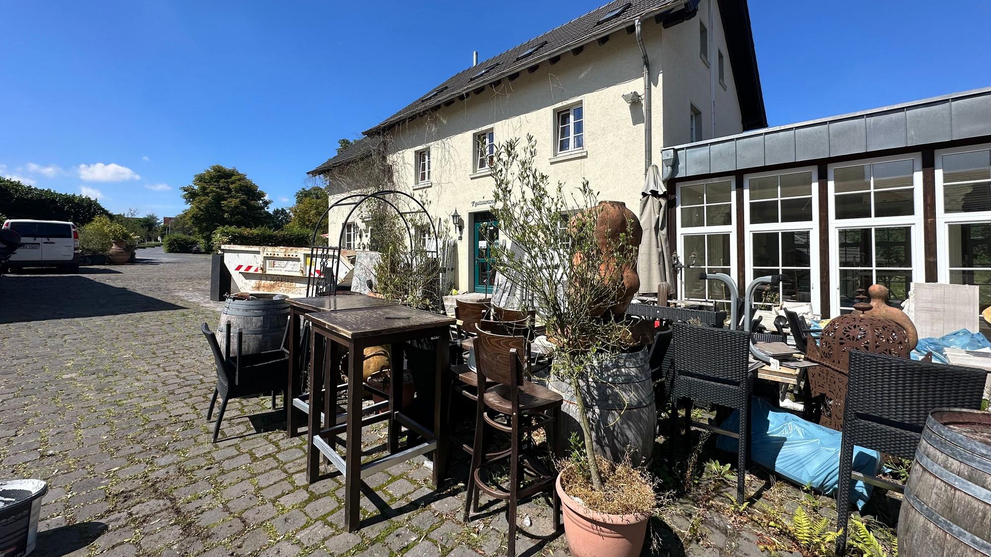 Gerümpel steht noch auf dem Hof der Niederpleiser Mühle.