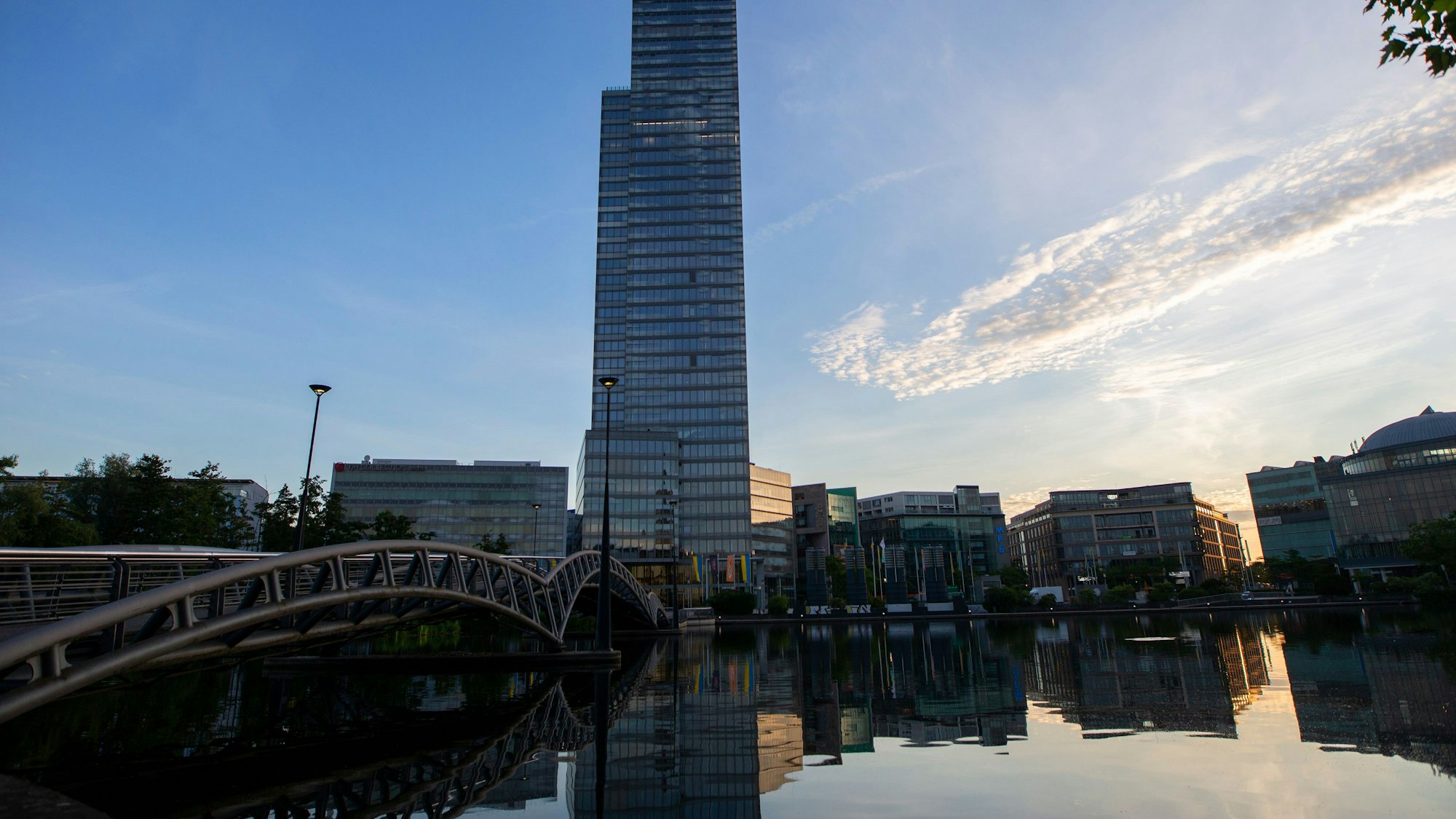 Mit Blick auf den See am Mediapark können Gäste des neuen Biergartens „Sonnendeck Colonia“ ab Freitag Getränke und Snacks genießen.