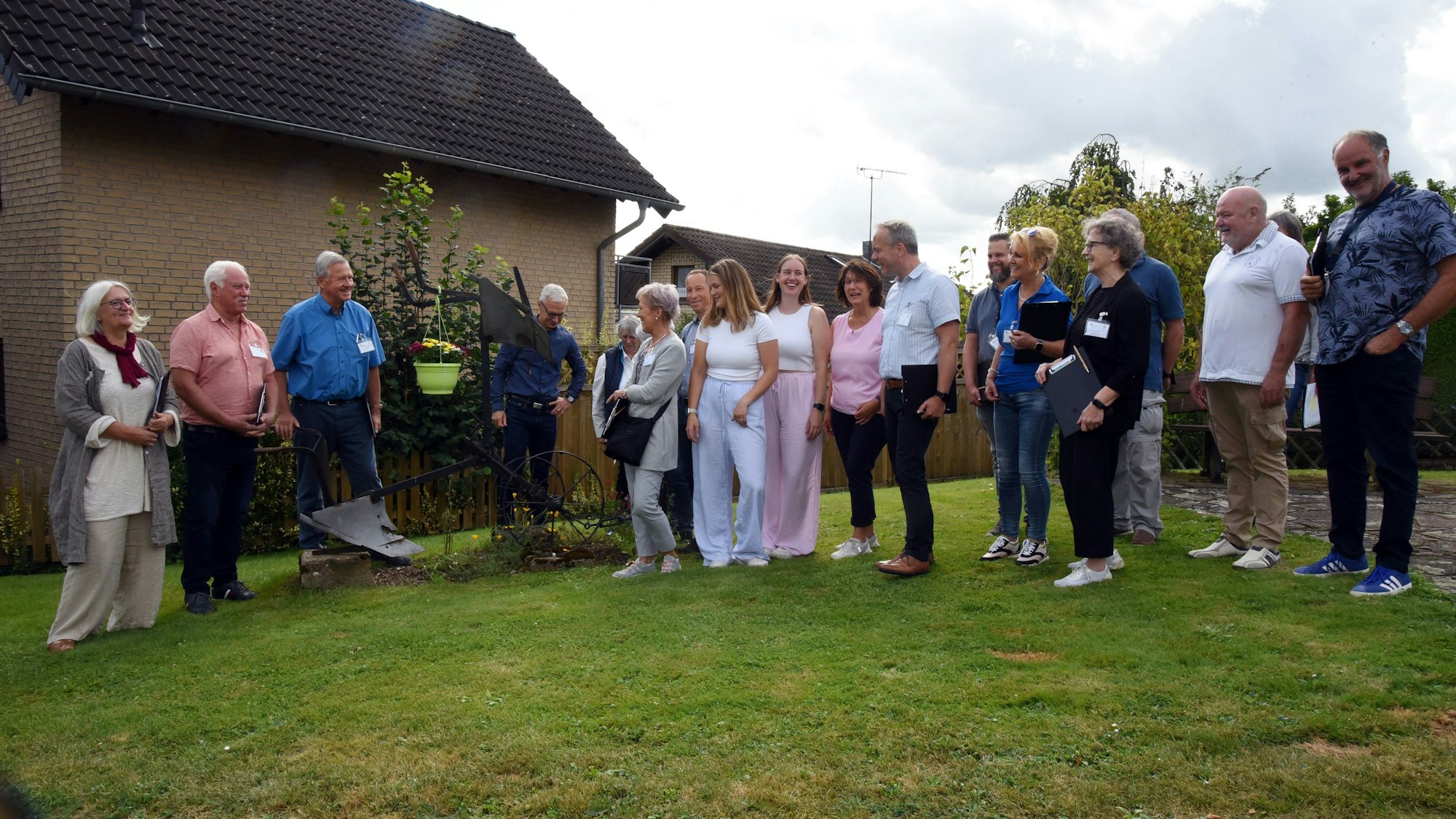 Eine Gruppe steht auf einer Wiese zusammen.