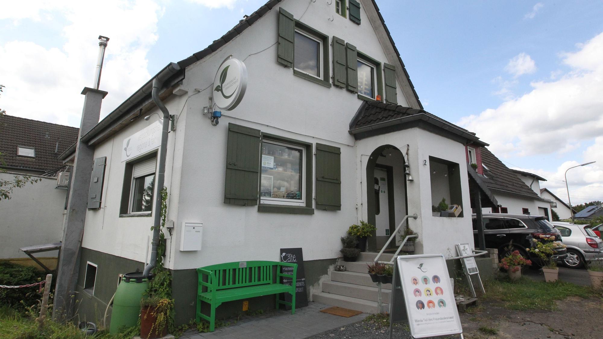 Ein Einfamilienhaus mit einer grünen Bank vor der Tür.