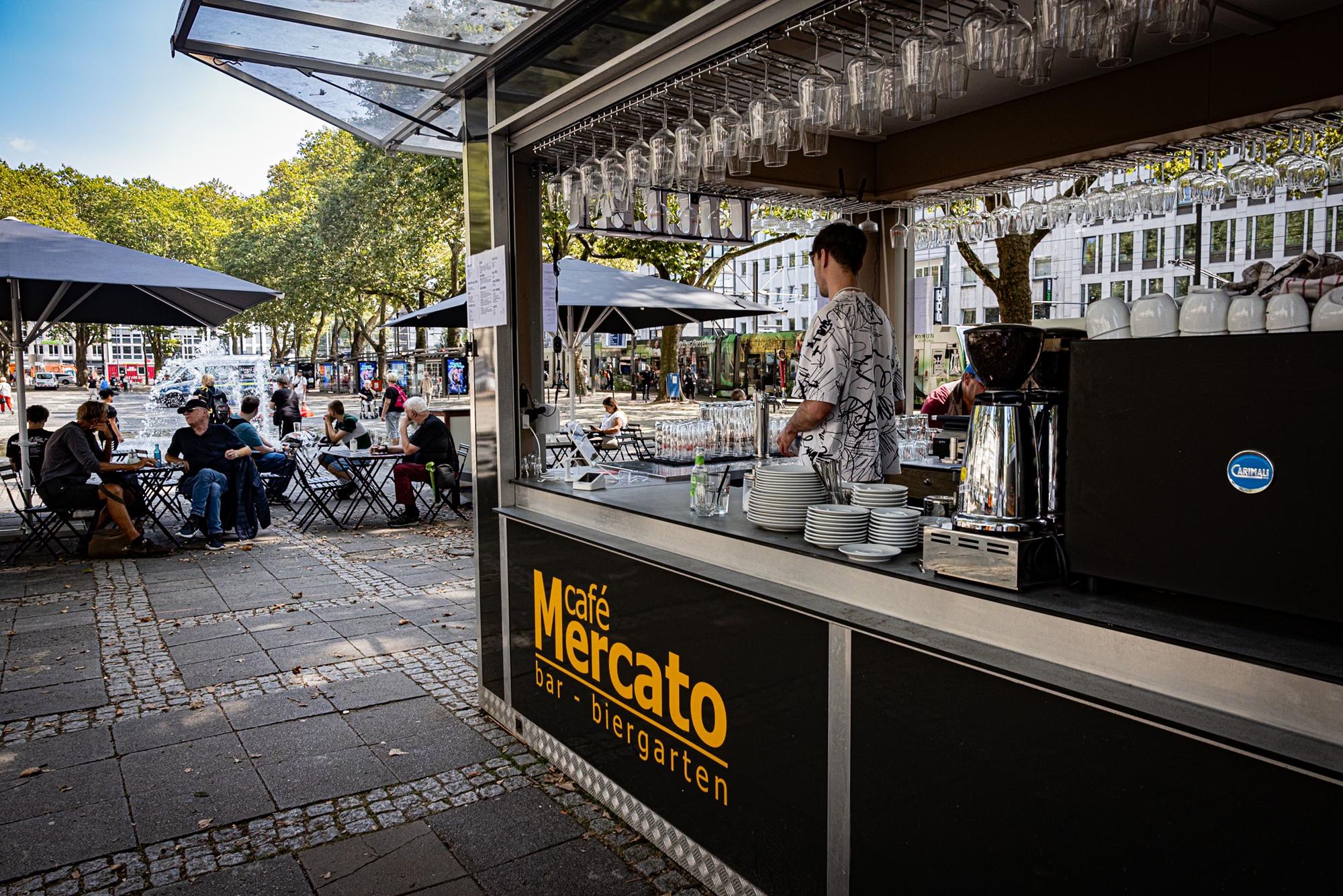 Das mobile Café Mercato auf dem Kölner Neumarkt