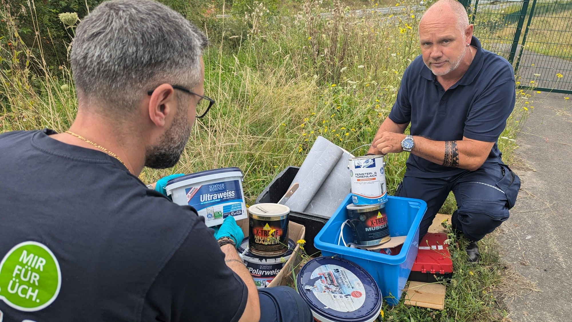 Das Bild zeigt die Mülldetektive Hussam Shehade und Ralf Denzel, die versuchen, Müllsündern auf die Spur zu kommen.