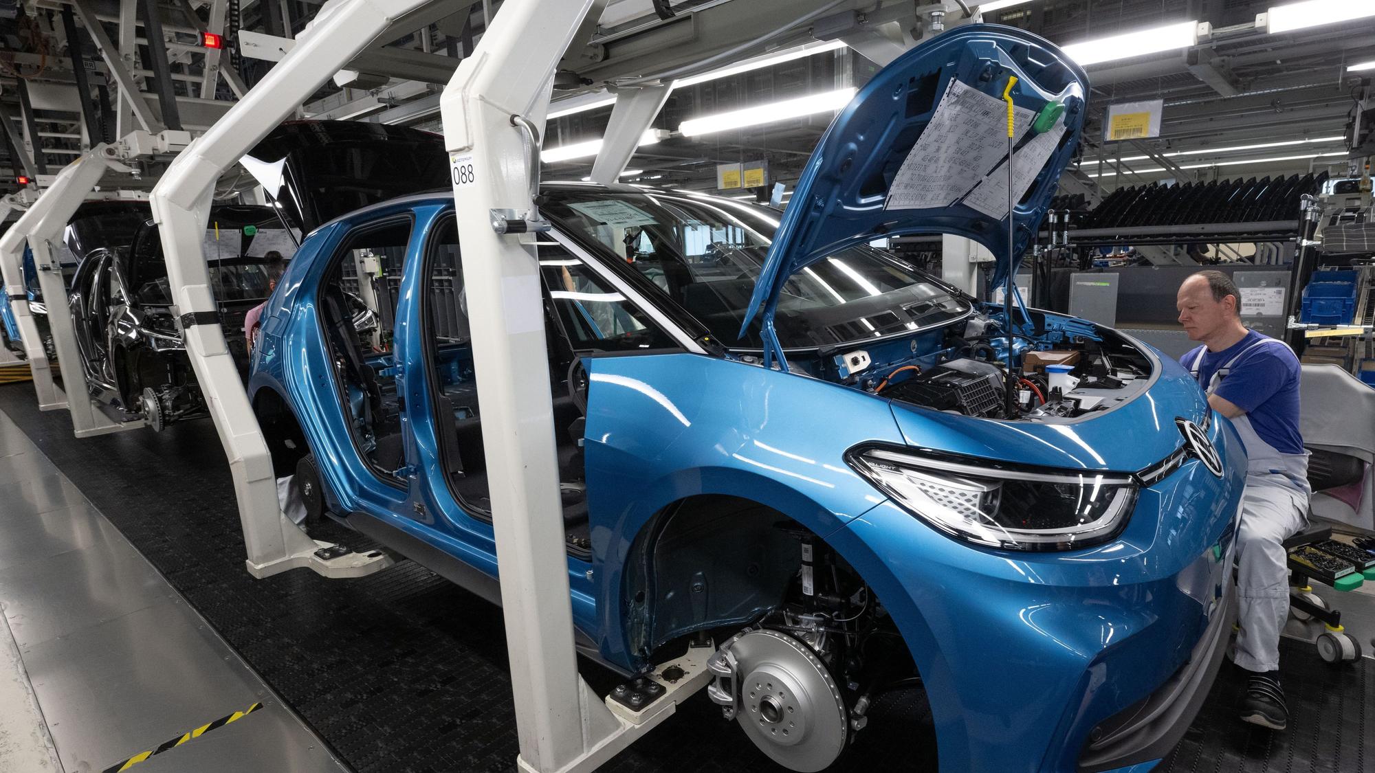 ARCHIV - 24.05.2023, Sachsen, Zwickau: Ein Modell der neuen Generation des ID.3 wird im Werk von Volkswagen in Zwickau montiert.