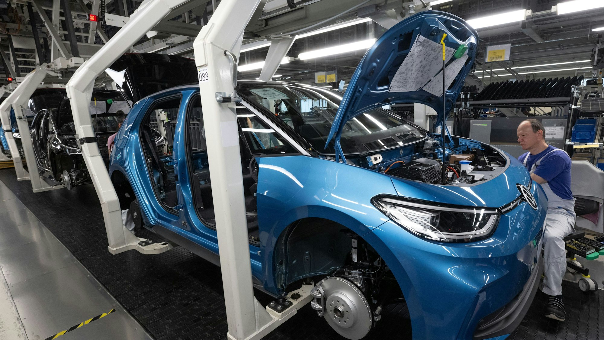 ARCHIV - 24.05.2023, Sachsen, Zwickau: Ein Modell der neuen Generation des ID.3 wird im Werk von Volkswagen in Zwickau montiert.