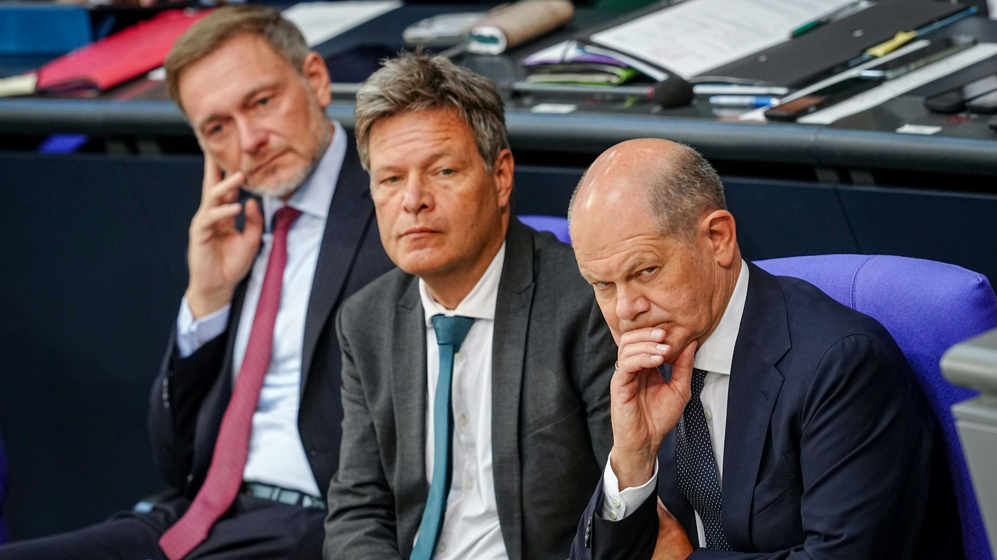 Finanzminister Christian Lindner (l.), Wirtschaftsminister Robert Habeck (M.) und Bundeskanzler Olaf Scholz (SPD) nehmen an einer Sitzung des Bundestags teil. In der Ampel hängt mal wieder der Haussegen schief. (Archivbild)