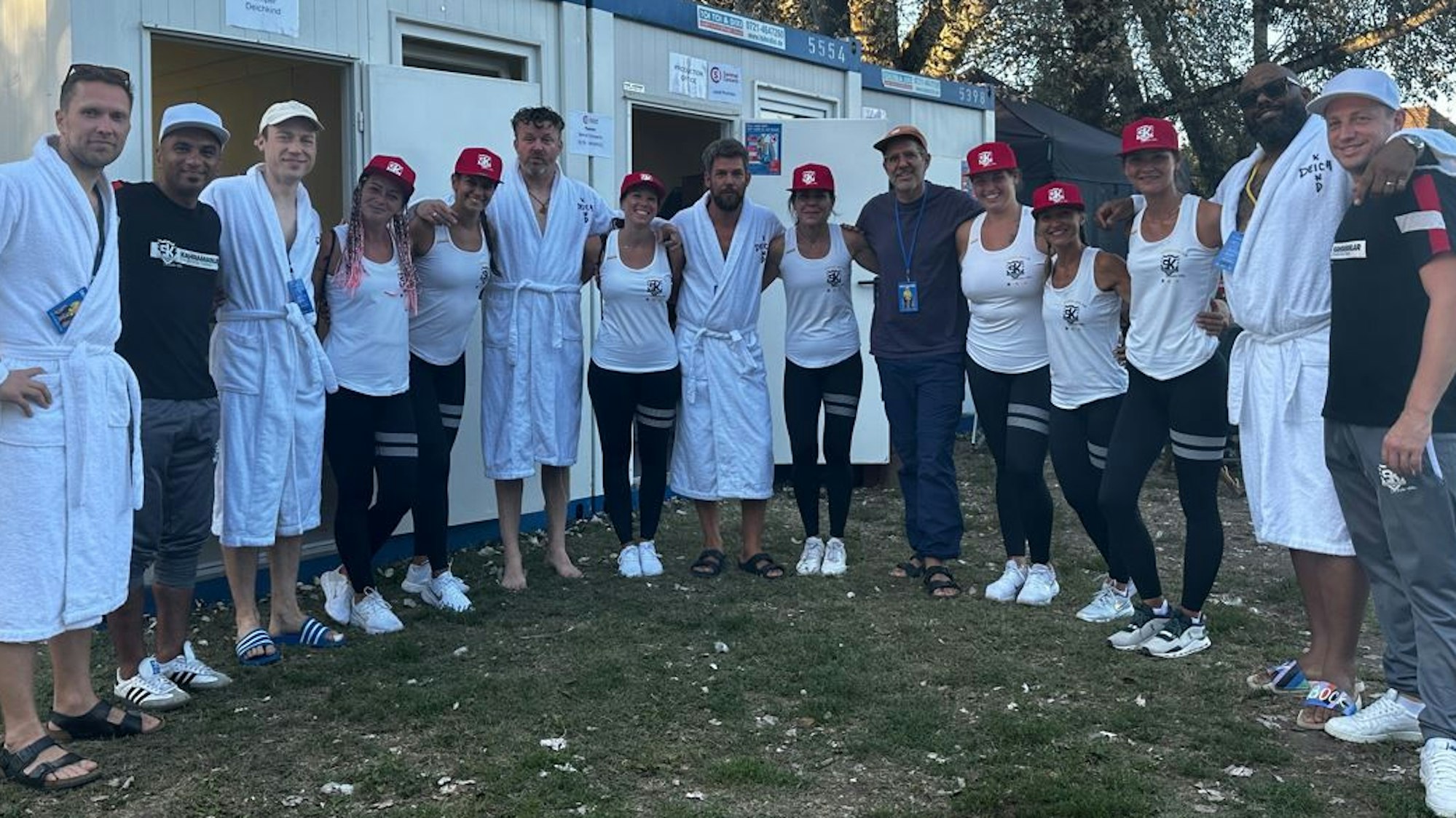 Zu sehen sind Tänzer des Vereins „Brühler Helden - Kahramanlar“ mit der Hambuger Hip-Hop-Formation Deichkind.