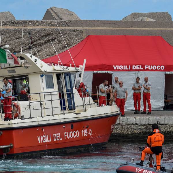 Taucher der italienischen Feuerwehr bringen die Leiche eines der Opfer des Unglücks der „Bayesian“, in einem grünen Sack an Land.