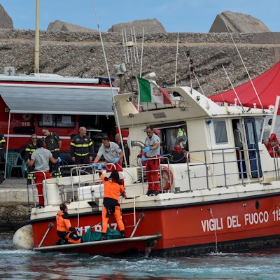 Taucher der italienischen Feuerwehr bringen die Leiche eines der Opfer des Unglücks der „Bayesian“, in einem grünen Sack an Land.