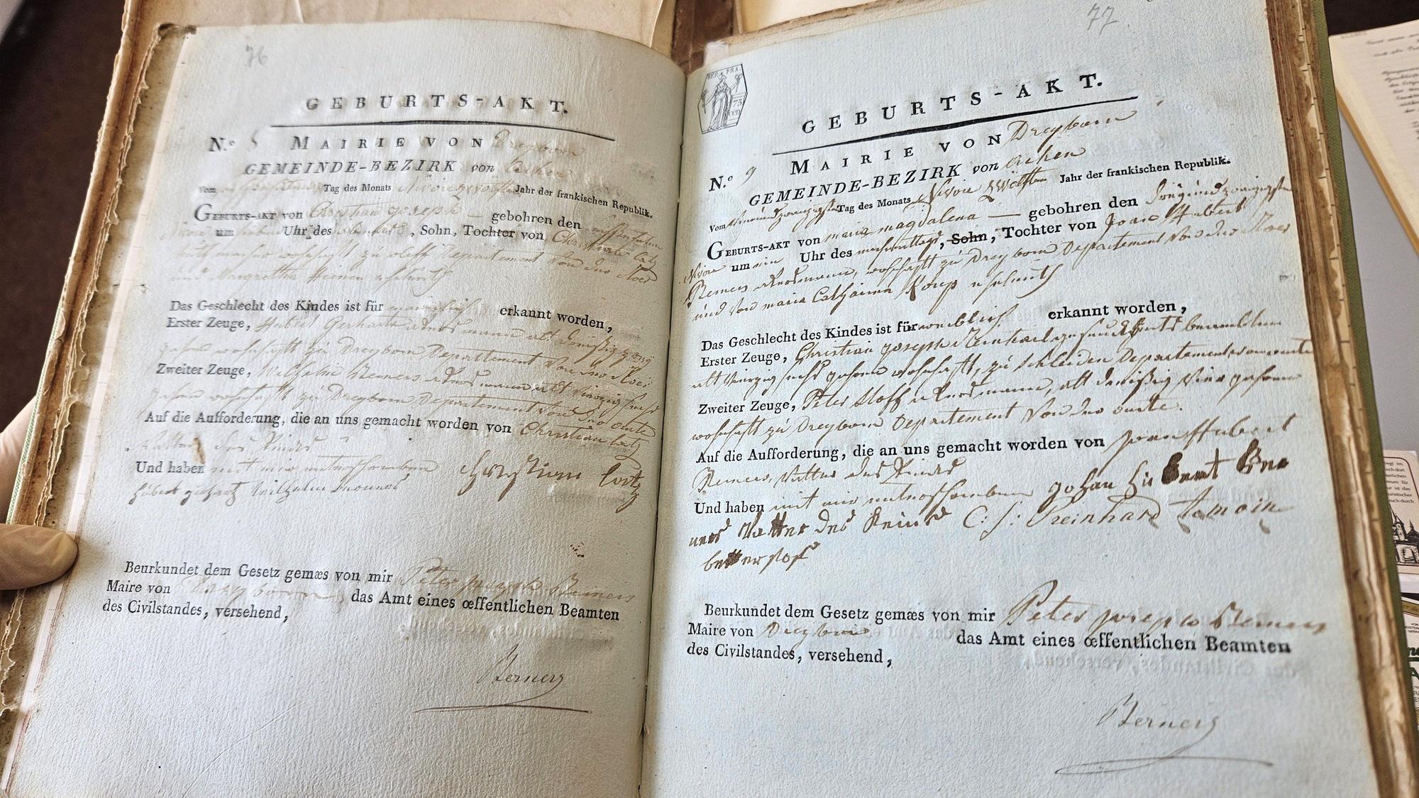 Blick auf ein Buch mit Geburtsurkunden.