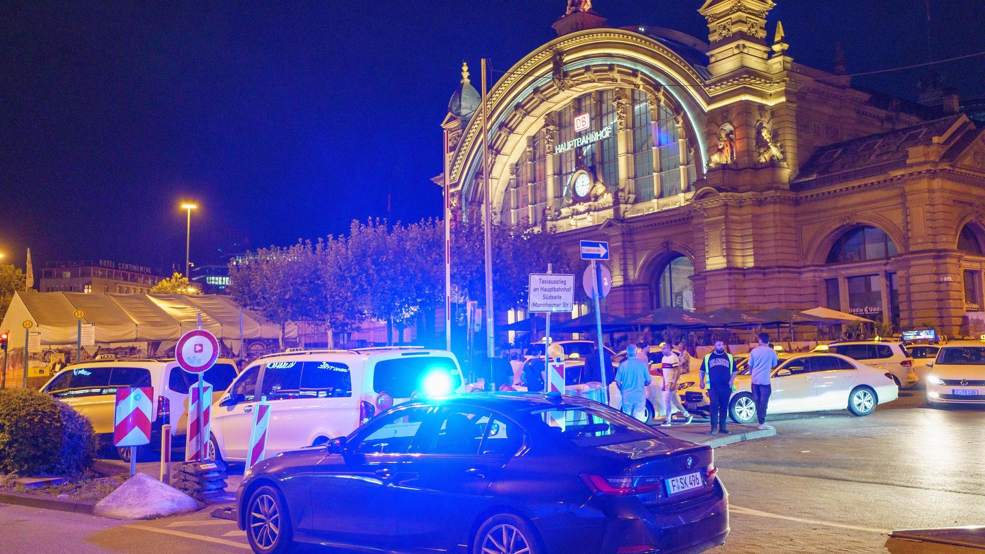 Polizeifahrzeuge stehen vor dem Hauptbahnhof. Am Frankfurter Hauptbahnhof ist ein Mann erschossen worden.