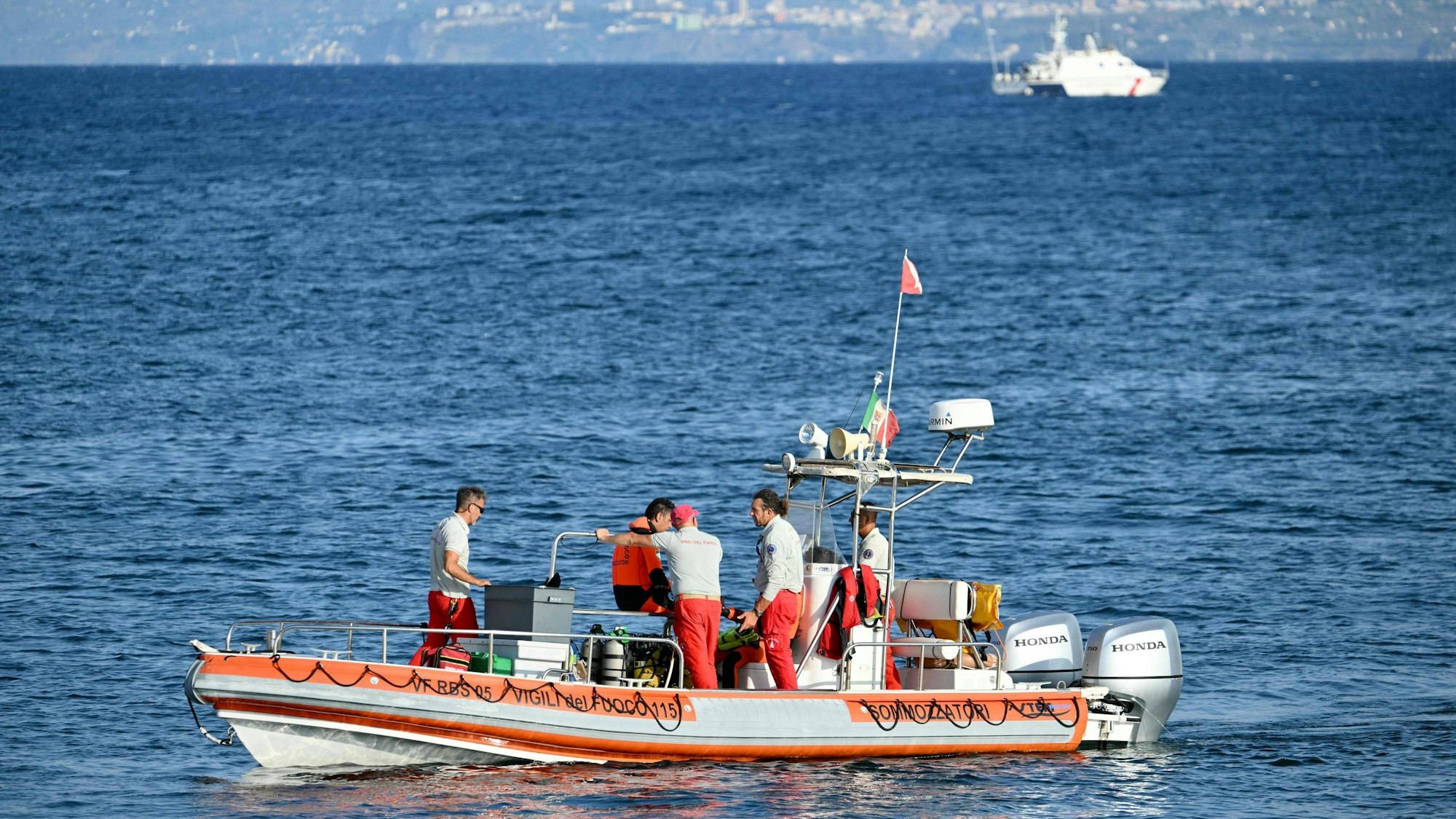 Ein Team der italienischen Feuerwehr an der Unglücksstelle vor der Stadt Porticello. Die Hoffnungen, noch Überlebende in der gesunkenen Luxusjacht „Bayesian“ zu finden, schwinden.