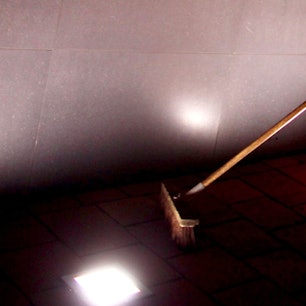 Ein Straßenkehrer fegt eine Straße.