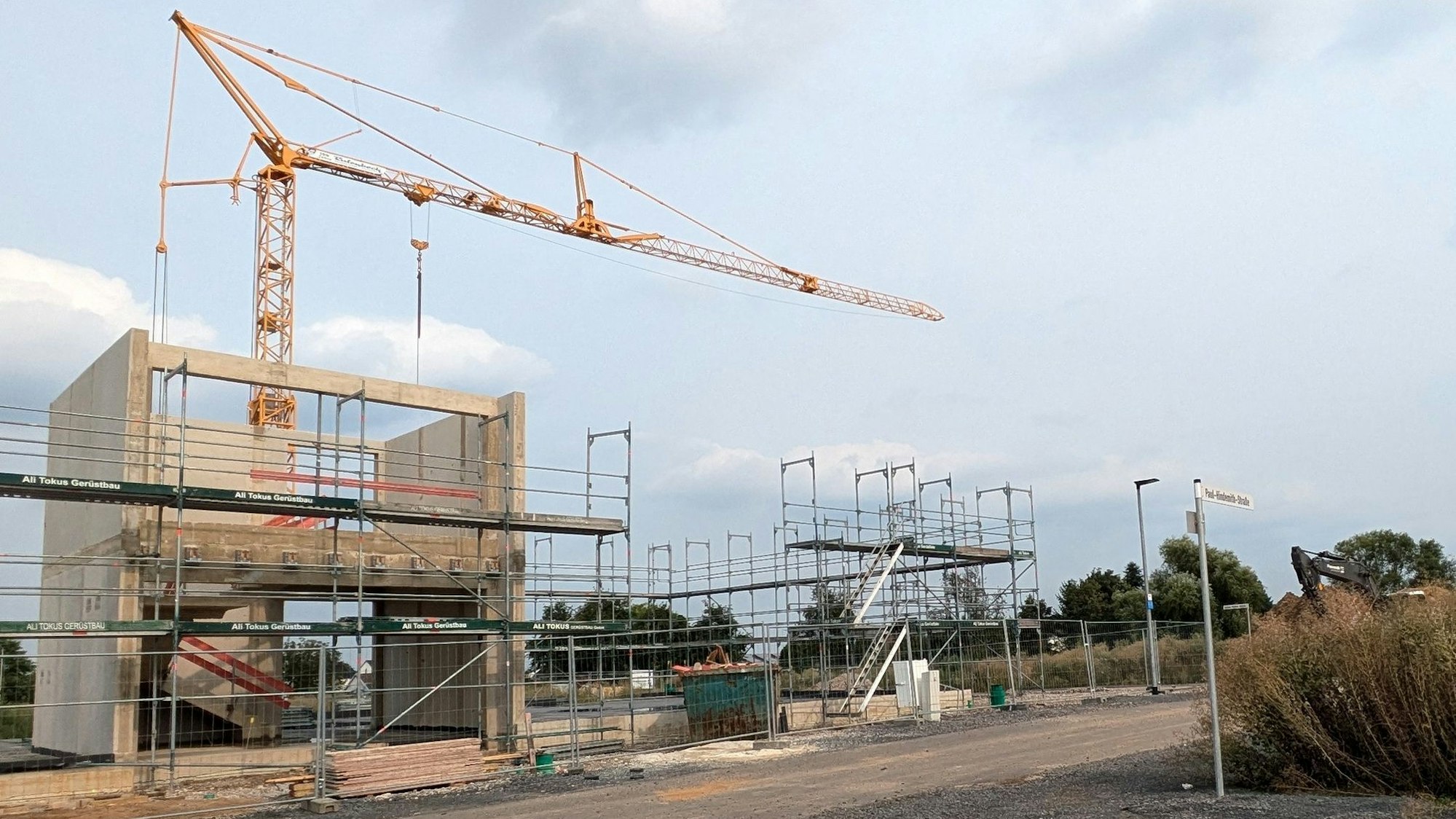 Ein Kran steht über einem Rohbau im Neubaugebiet Merten 16.