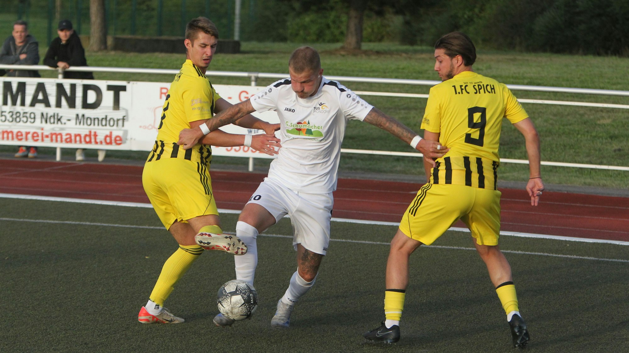 Mondorfs Danny Matzdorf (Mitte) im Zweikampf gegen die Spicher Jonas Degenhart (links) und Ege Sentop.