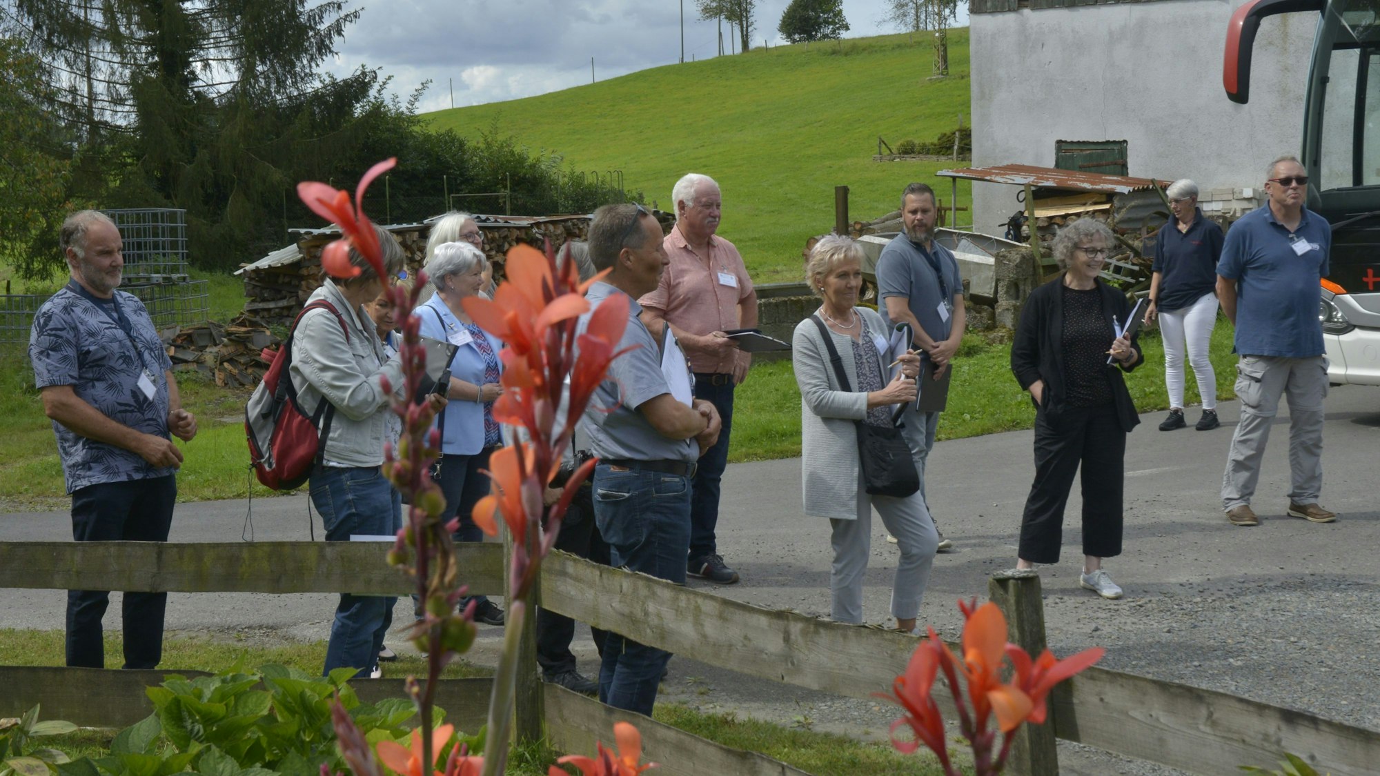 Eine Gruppe ist in Lindlar-Spich unterwegs.
