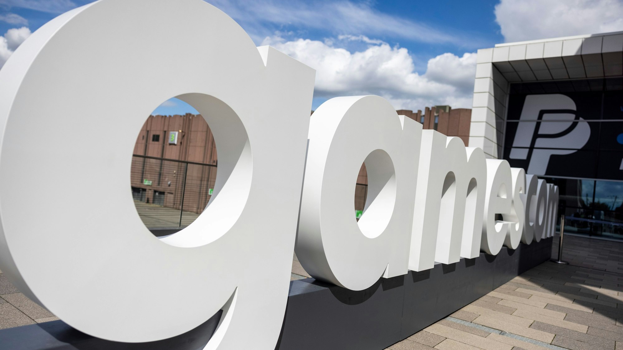 Der Schriftzug der Gamescom vor der Kölner Messe