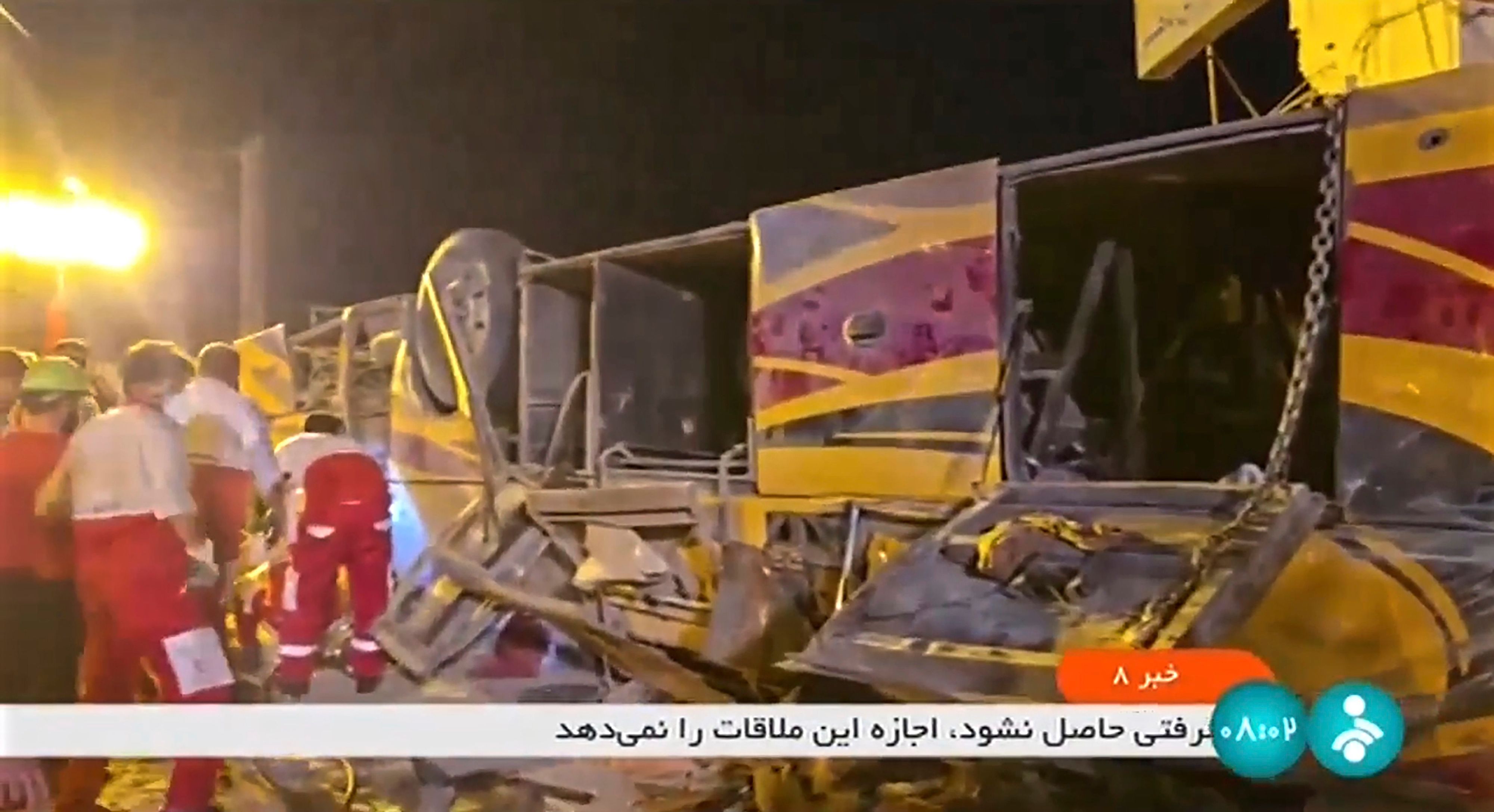 HANDOUT - 21.08.2024, Iran, Taft: Diese Bildaufnahme aus einem vom iranischen Staatsfernsehen via AP veröffentlichten Video zeigt die Folgen eines Busunfalls in der Nähe von Taft.