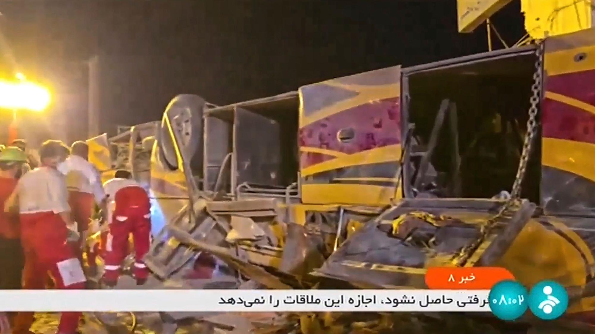 HANDOUT - 21.08.2024, Iran, Taft: Diese Bildaufnahme aus einem vom iranischen Staatsfernsehen via AP veröffentlichten Video zeigt die Folgen eines Busunfalls in der Nähe von Taft.