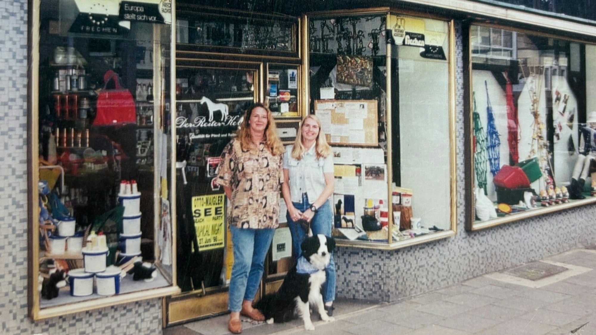 Auf dem Bild ist die Inhaberin in dem Jahr  der Geschäftsübernahme zu sehen.