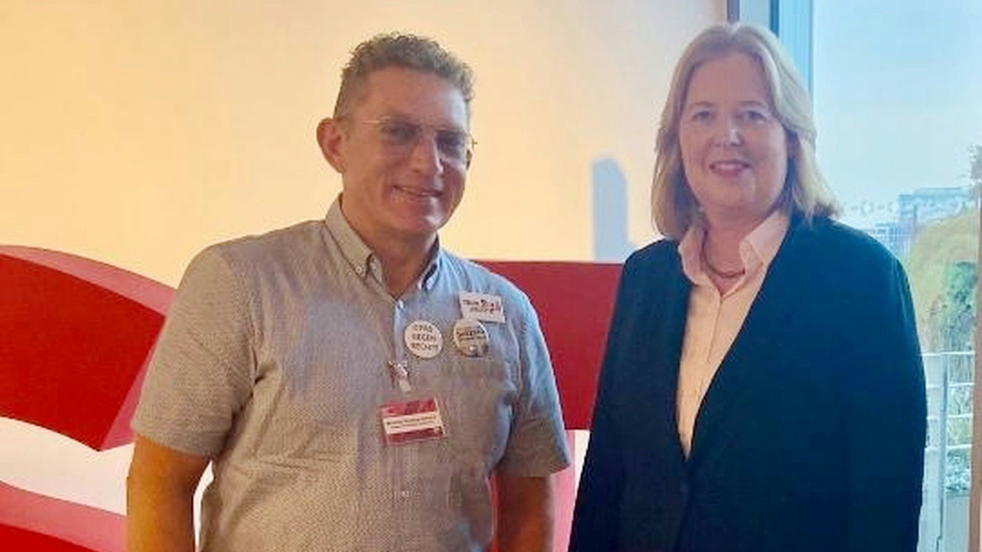 Bärbel Bas und Winfried Kubitza-Simons haben sich für ein Erinnerungsfoto aufgestellt.