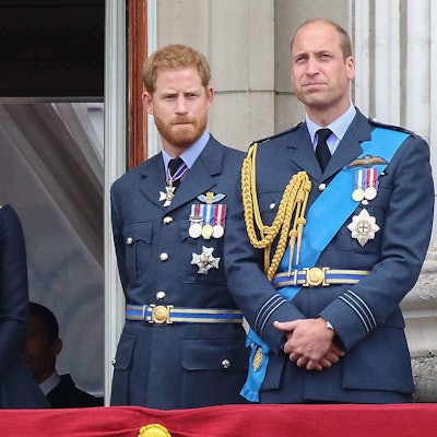 Prinz William und dessen Ehefrau Kate stehen auf dem Balkon zusammen mit Prinz Harry.