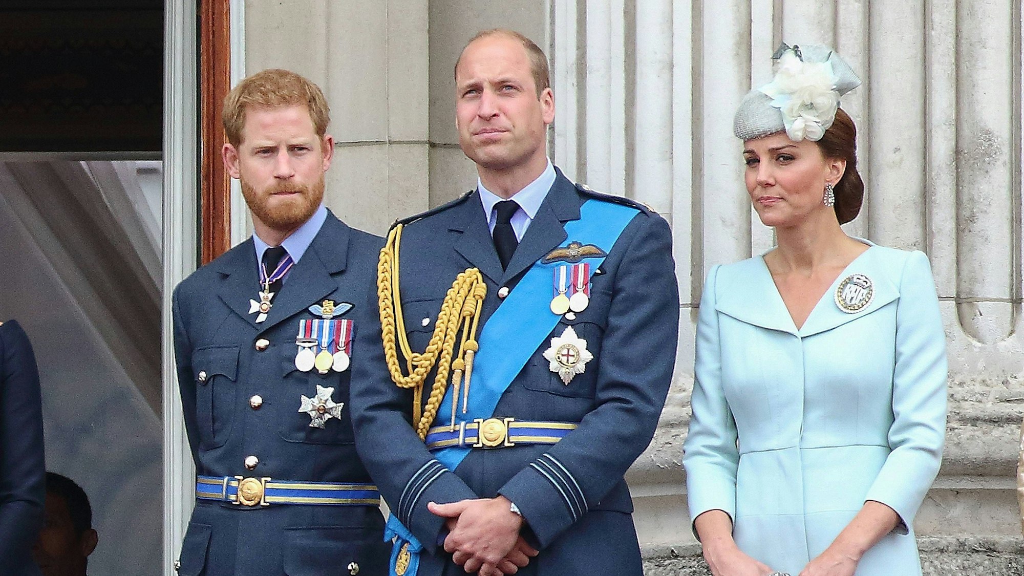 Prinz William und dessen Ehefrau Kate stehen auf dem Balkon zusammen mit Prinz Harry.