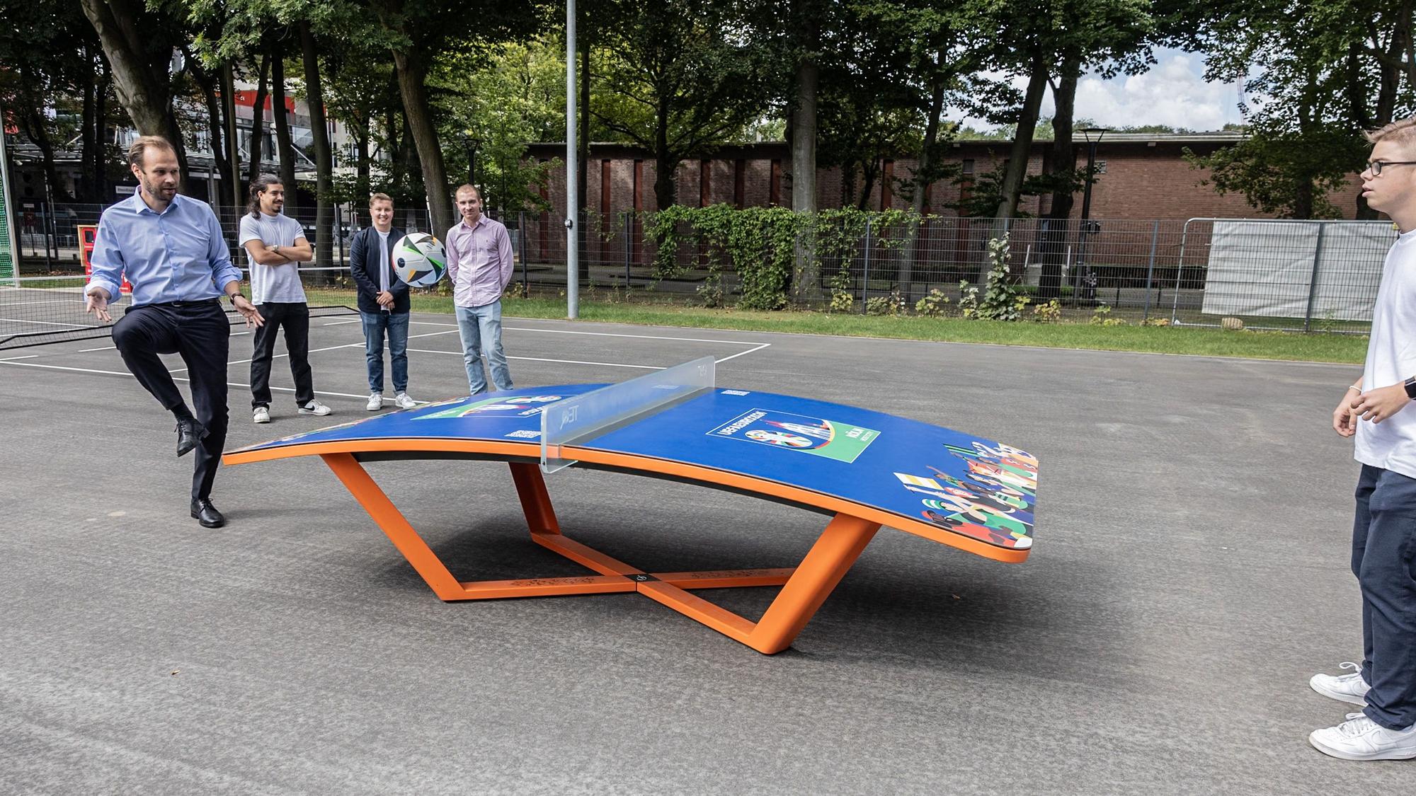 Gelernt ist gelernt: Sportdezernent Robert Voigtsberger, erfahrener Hobbyfußballer, beim neuartigen Teqball.