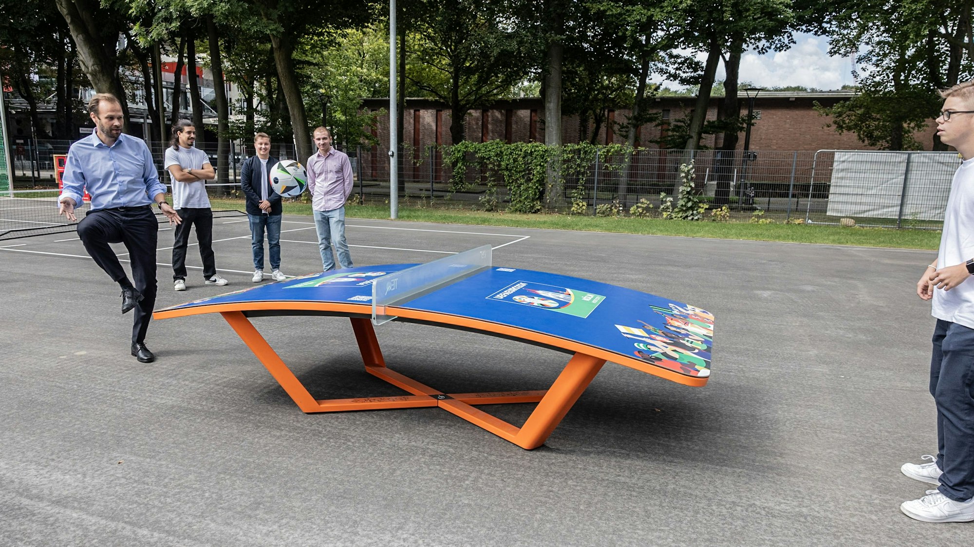 Gelernt ist gelernt: Sportdezernent Robert Voigtsberger, erfahrener Hobbyfußballer, beim neuartigen Teqball.