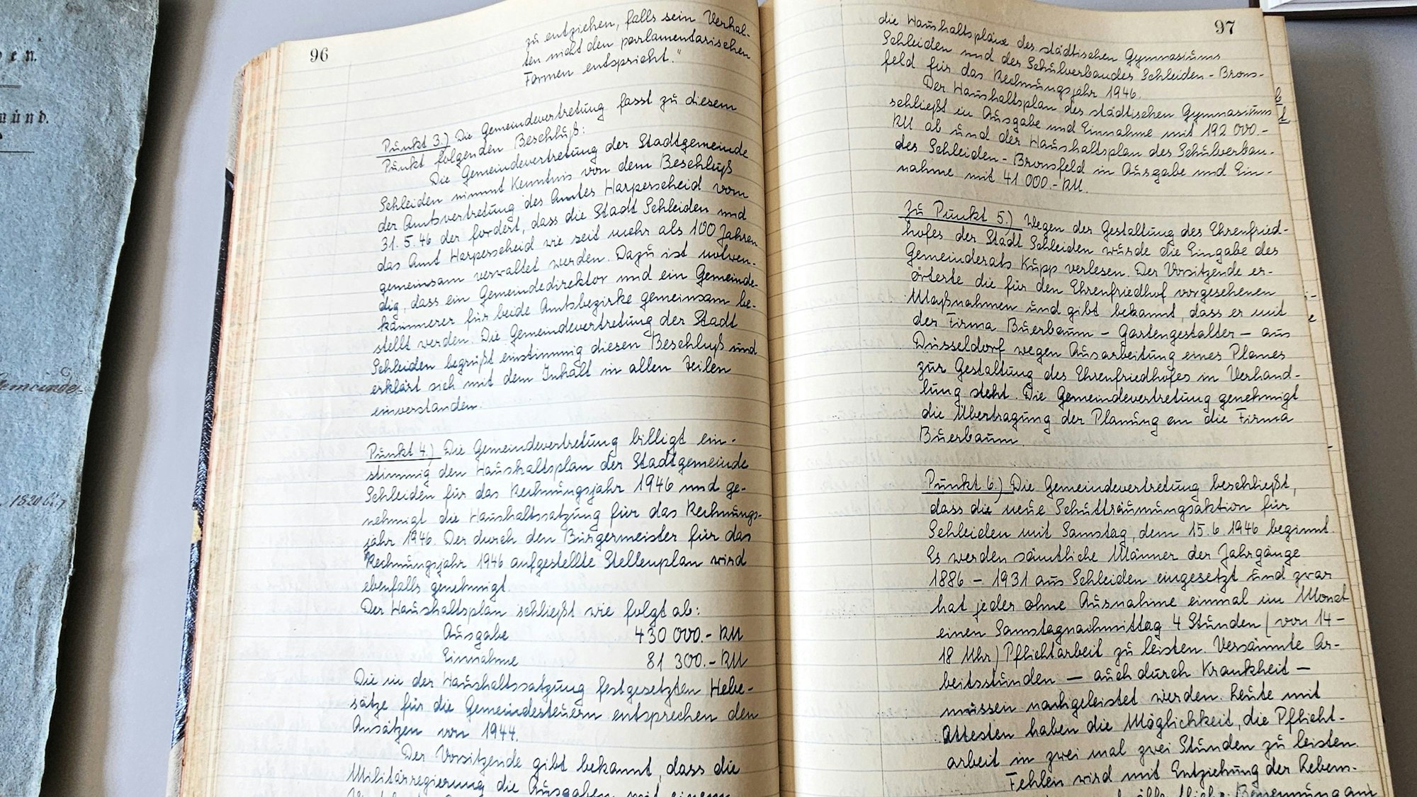 Blick in ein Protokollbuch aus Stadtratssitzungen 1946.