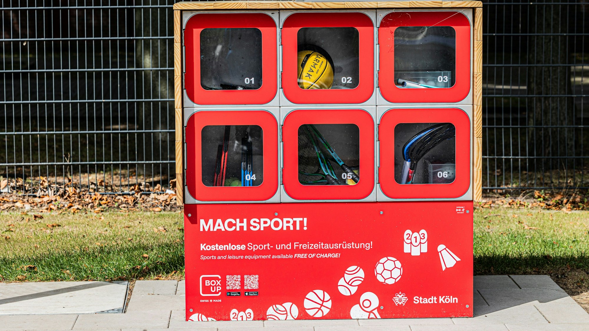 Die rote Box enthält Material für viele Sportarten.