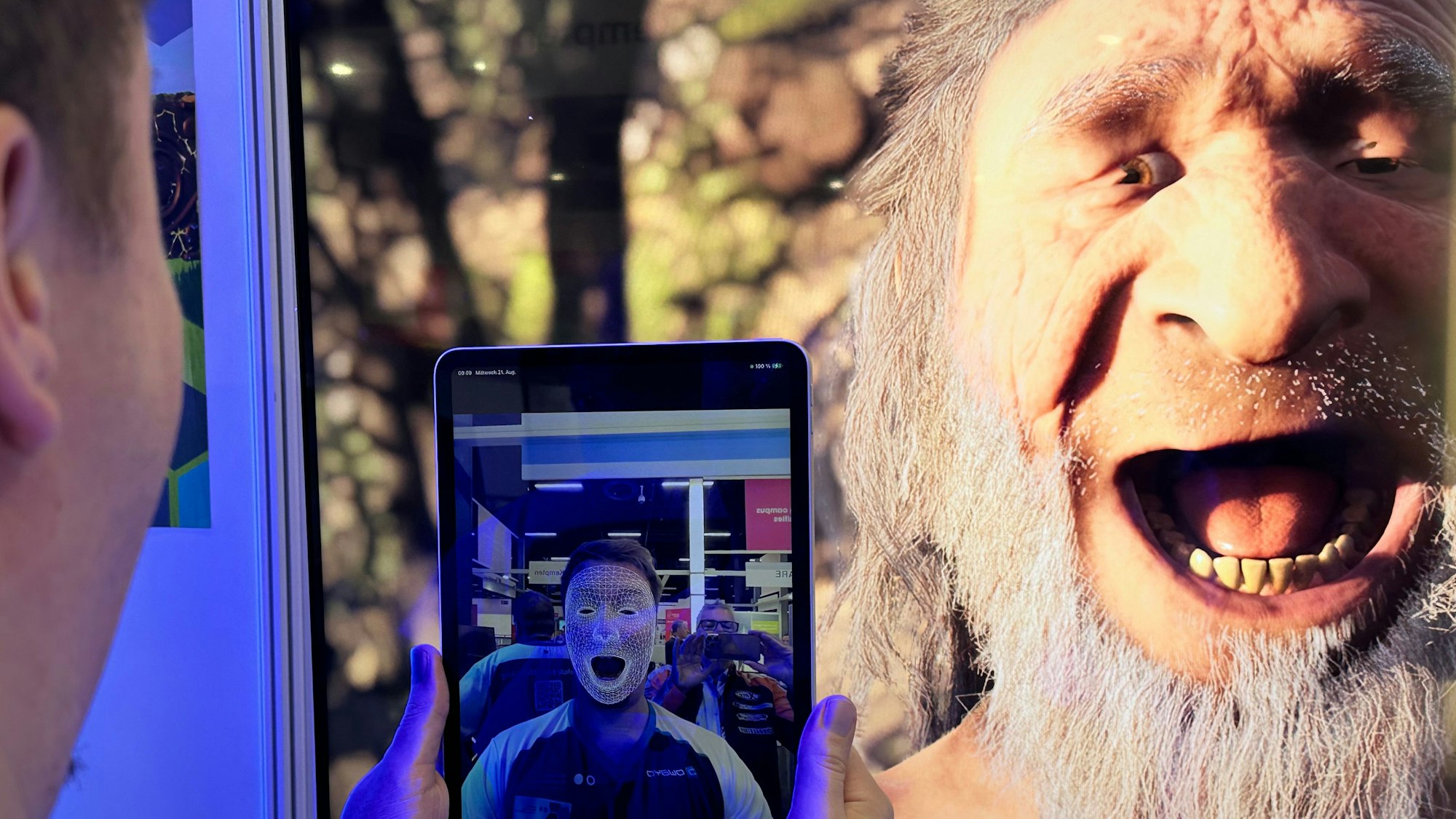 Mund auf - Sensoren scannen das Gesicht des Betrachters und übertragen die Bewegungen auf den virtuellen Neandertaler.