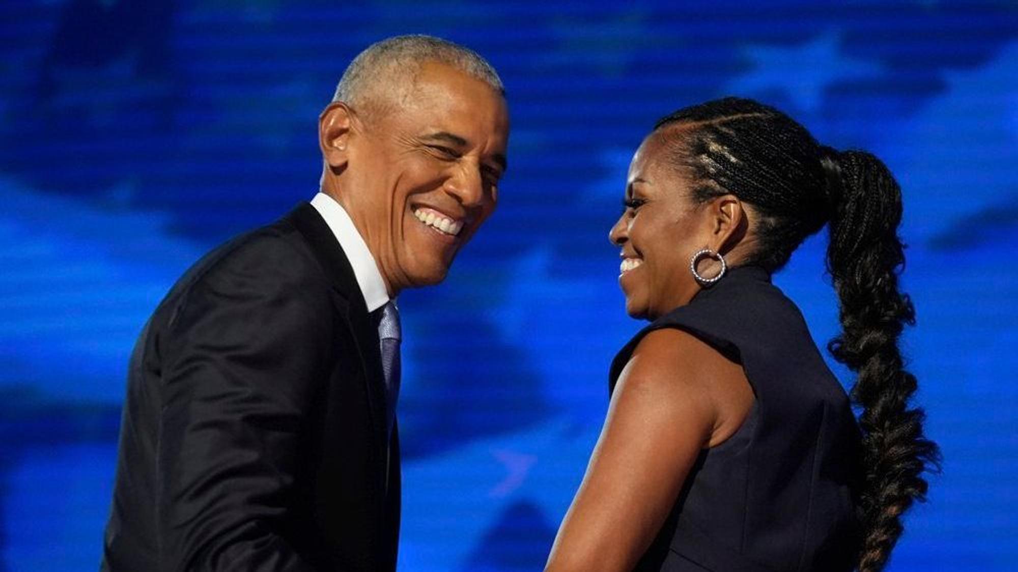 Barack Obama zusammen mit seiner Frau Michelle in Chicago auf der Bühne. Der Ex-Präsident nahm in seiner Rede Donald Trump aufs Korn.