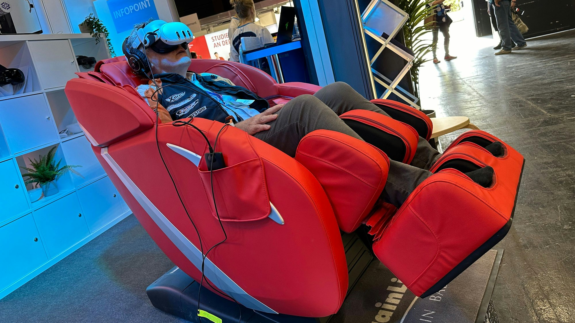 Hochschule Bonn-Rhein-Sieg auf der Gamescom: Redakteur Stefan Villinger fliegt auf einem Massagesessel virtuell durch den Weltraum