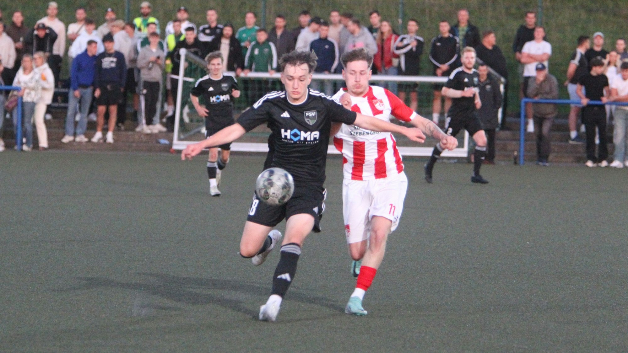 Philipp Schulz (links) und der FSV Neunkirchen-Seelscheid setzten sich mit 2:1 gegen Nils Stephan und den TuS Oberpleis durch.