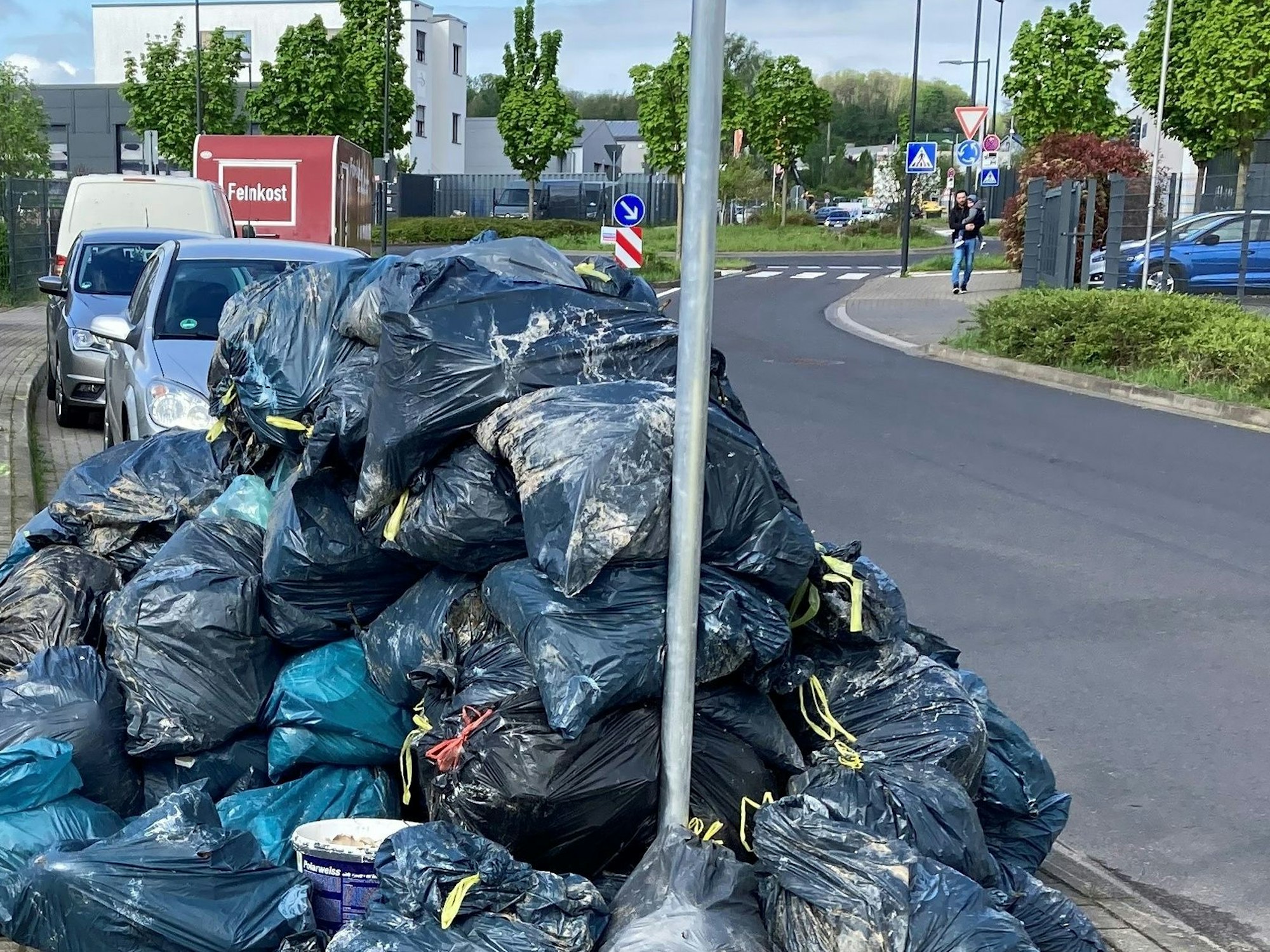 Das Bild zeigt zwei Dutzend Müllsäcke.