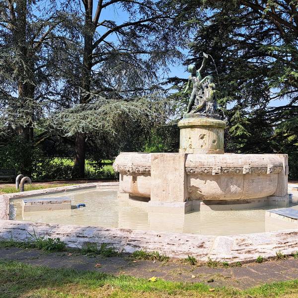 Blick auf einen Brunnen in einer Parkanlage