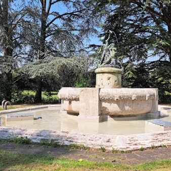 Blick auf einen Brunnen in einer Parkanlage