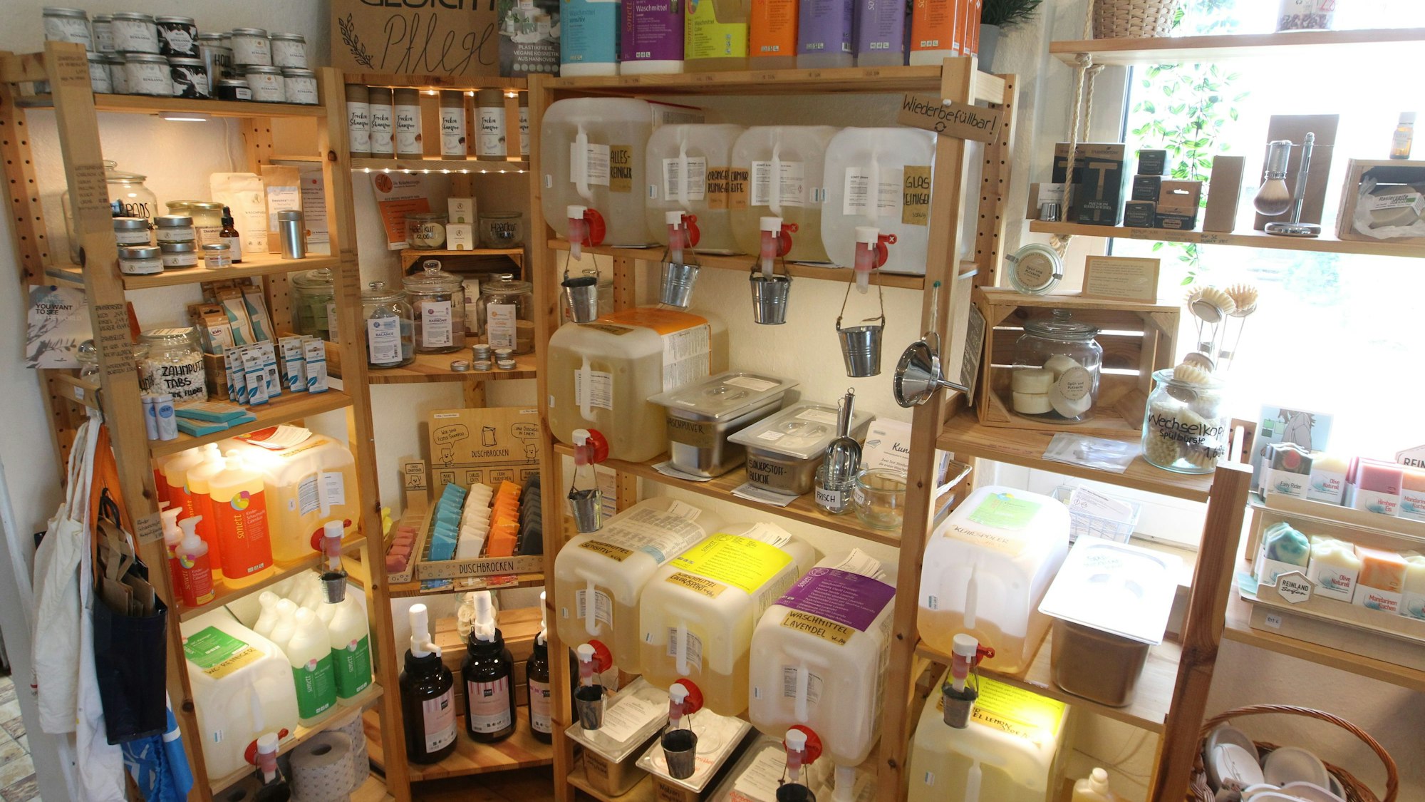 Es gibt auch viele verschiedene Wasch- und Reinigungsmittel.