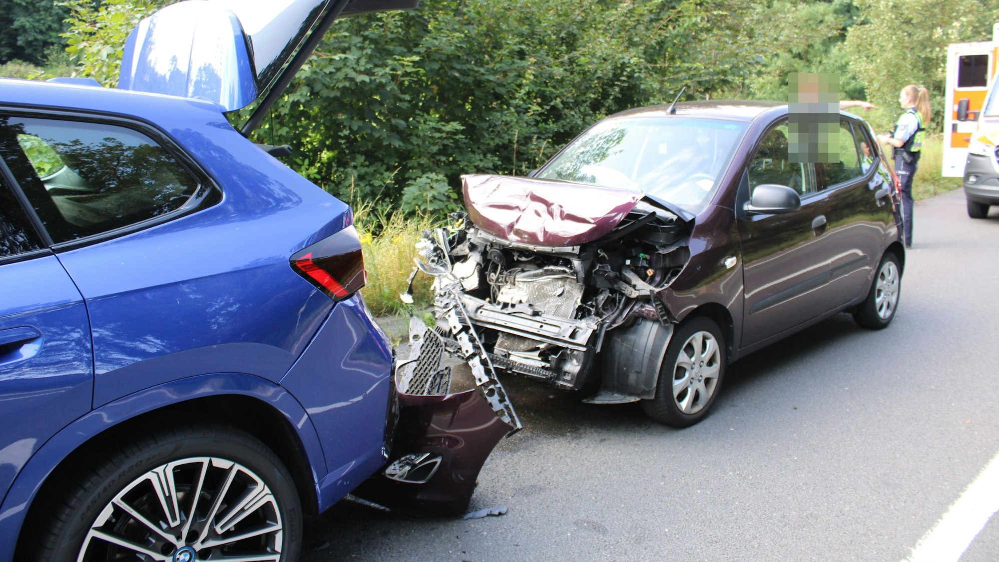 Der BMW-Fahrer (l.) musste stark bremsen, der Hyundai-Fahrer fuhr ihm auf.