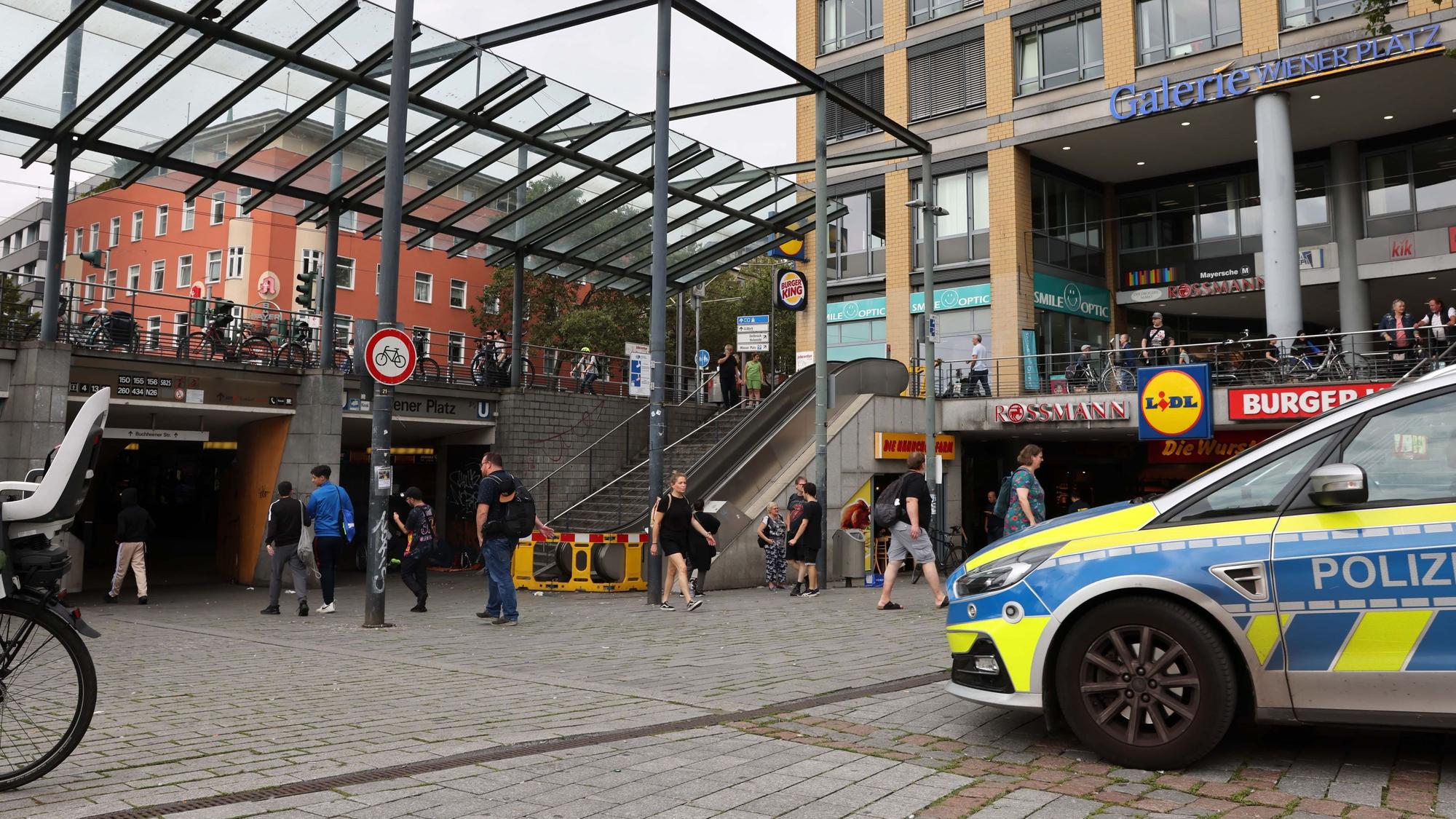 Eine Polizeistreife steht auf dem Wiener Platz.