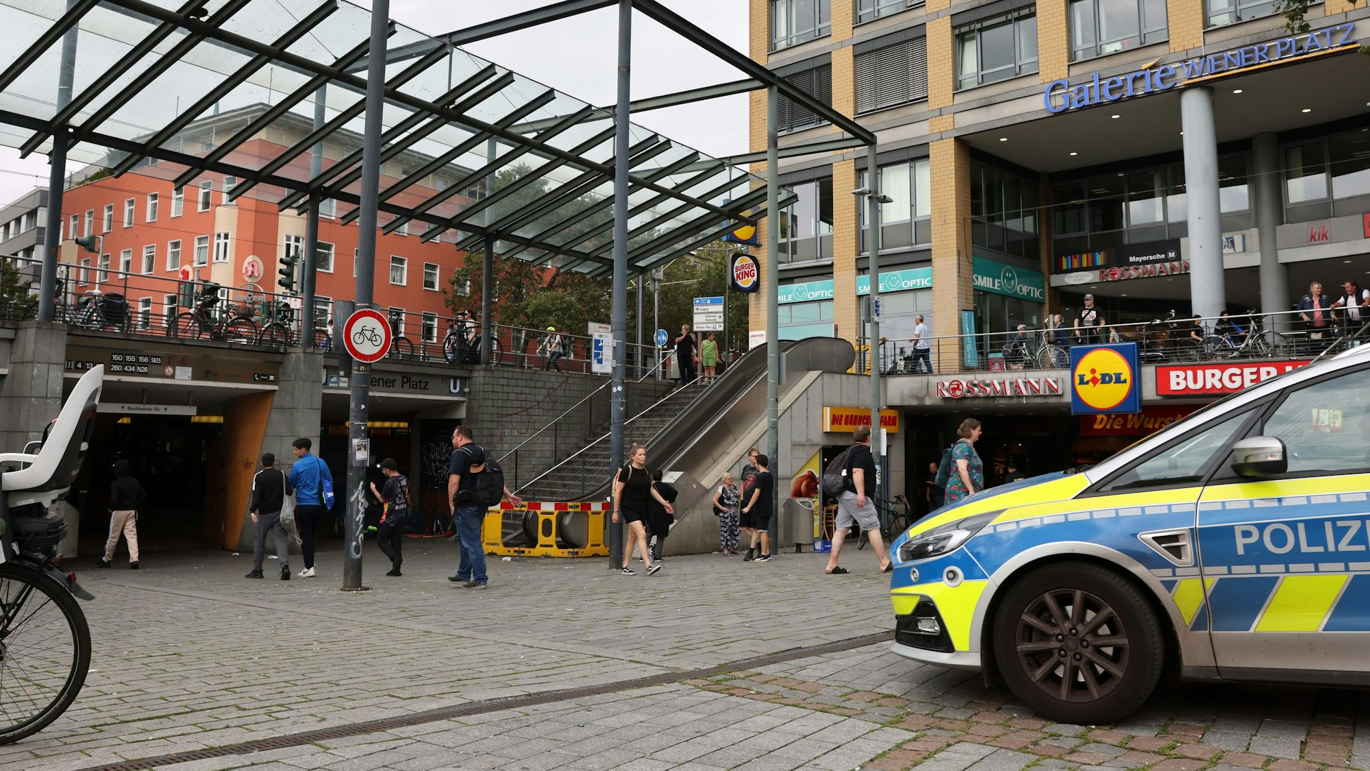 Eine Polizeistreife steht auf dem Wiener Platz.