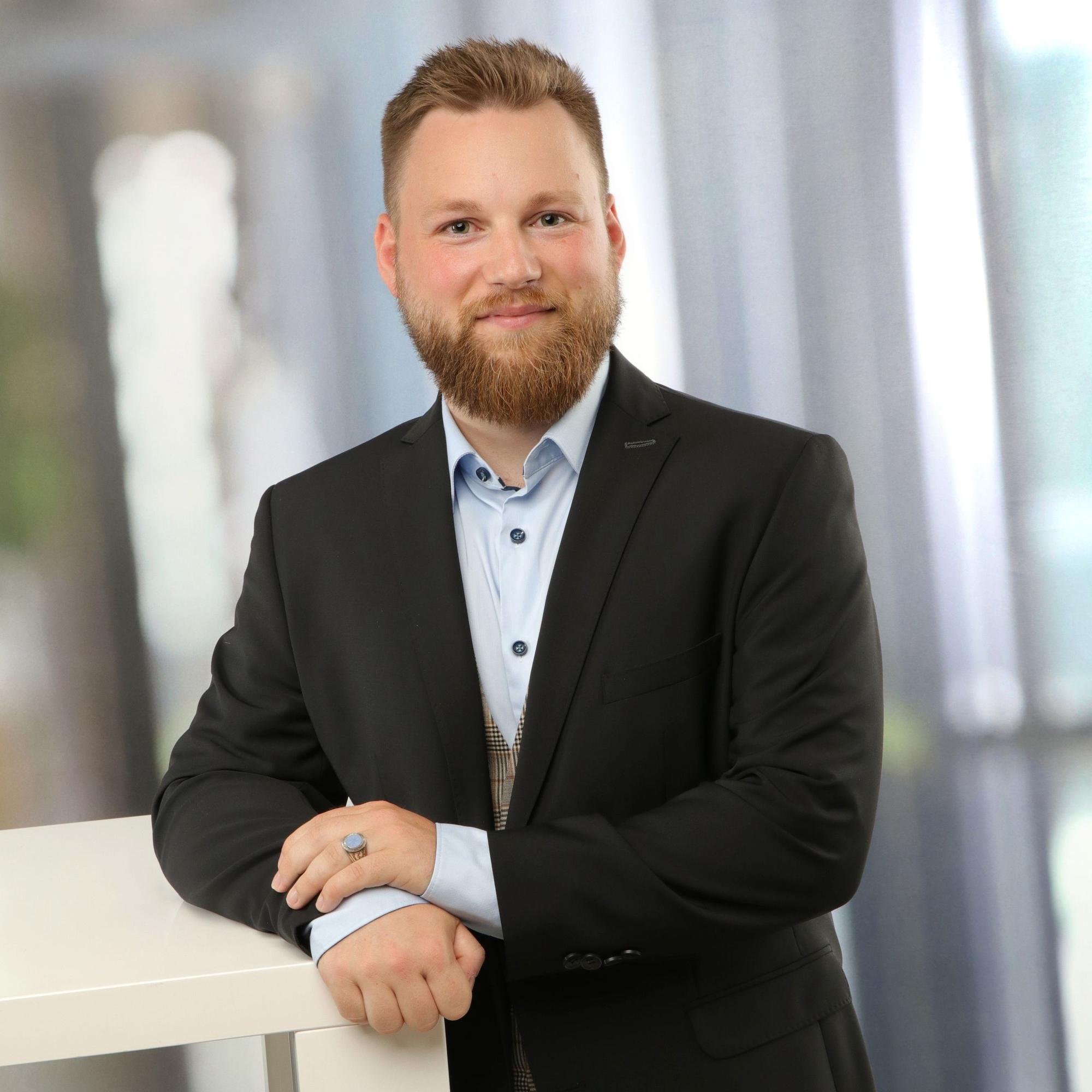 Fabian Felder steht an einem Stehtisch.