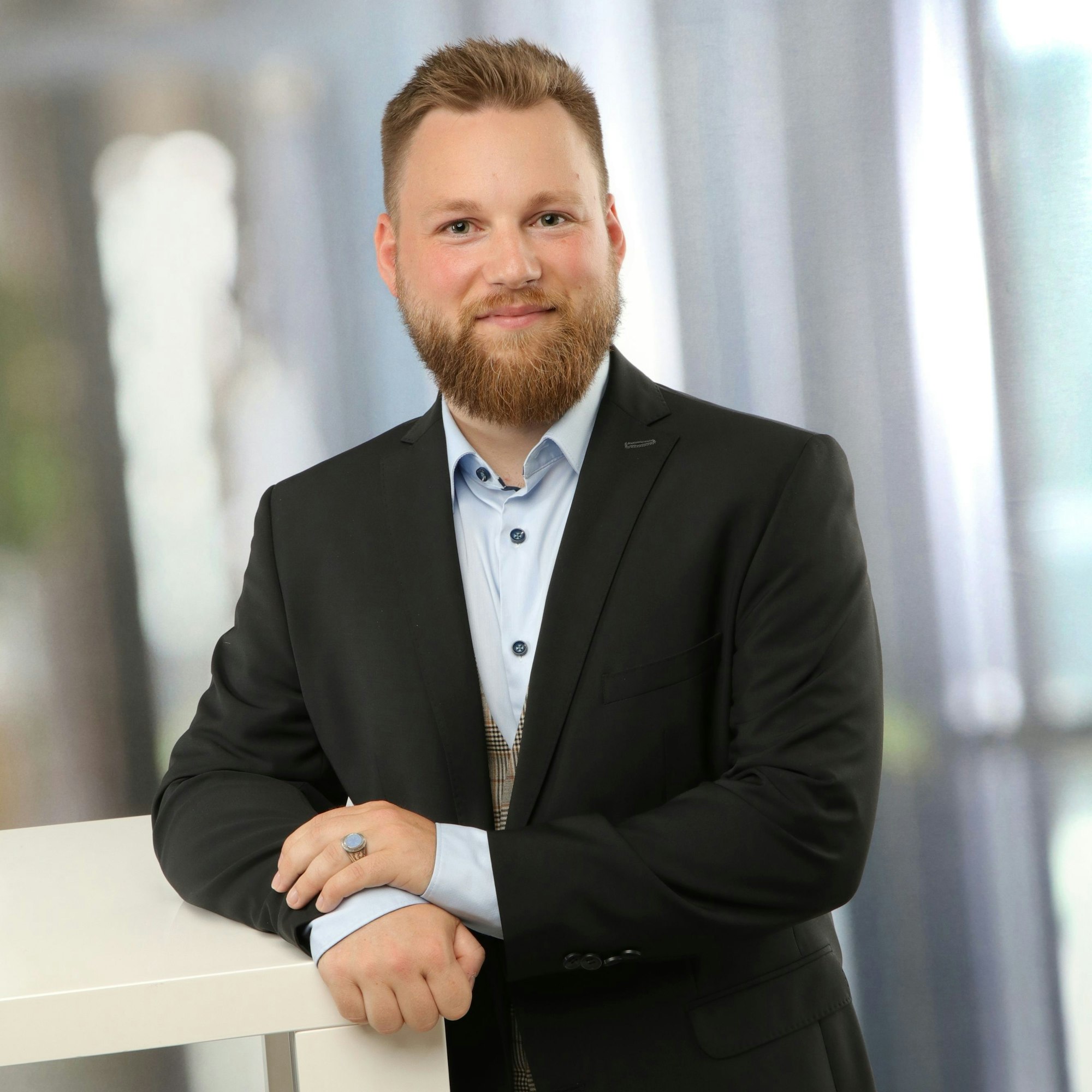 Fabian Felder steht an einem Stehtisch.