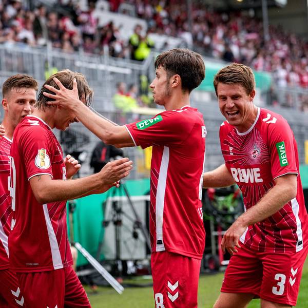 Spieler vom 1. FC Köln, jubeln über das Tor zum 2:3,