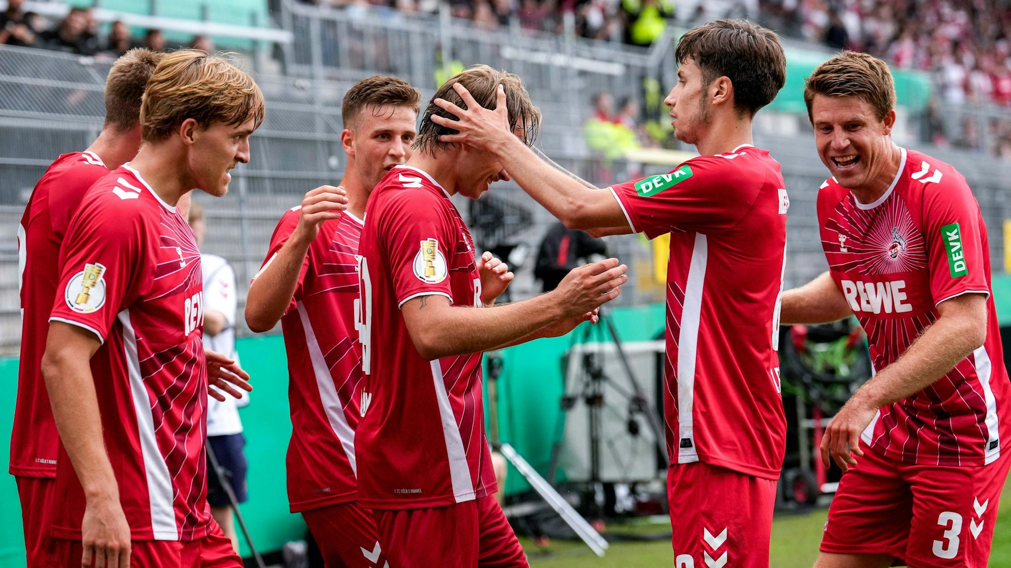 Spieler vom 1. FC Köln, jubeln über das Tor zum 2:3,
