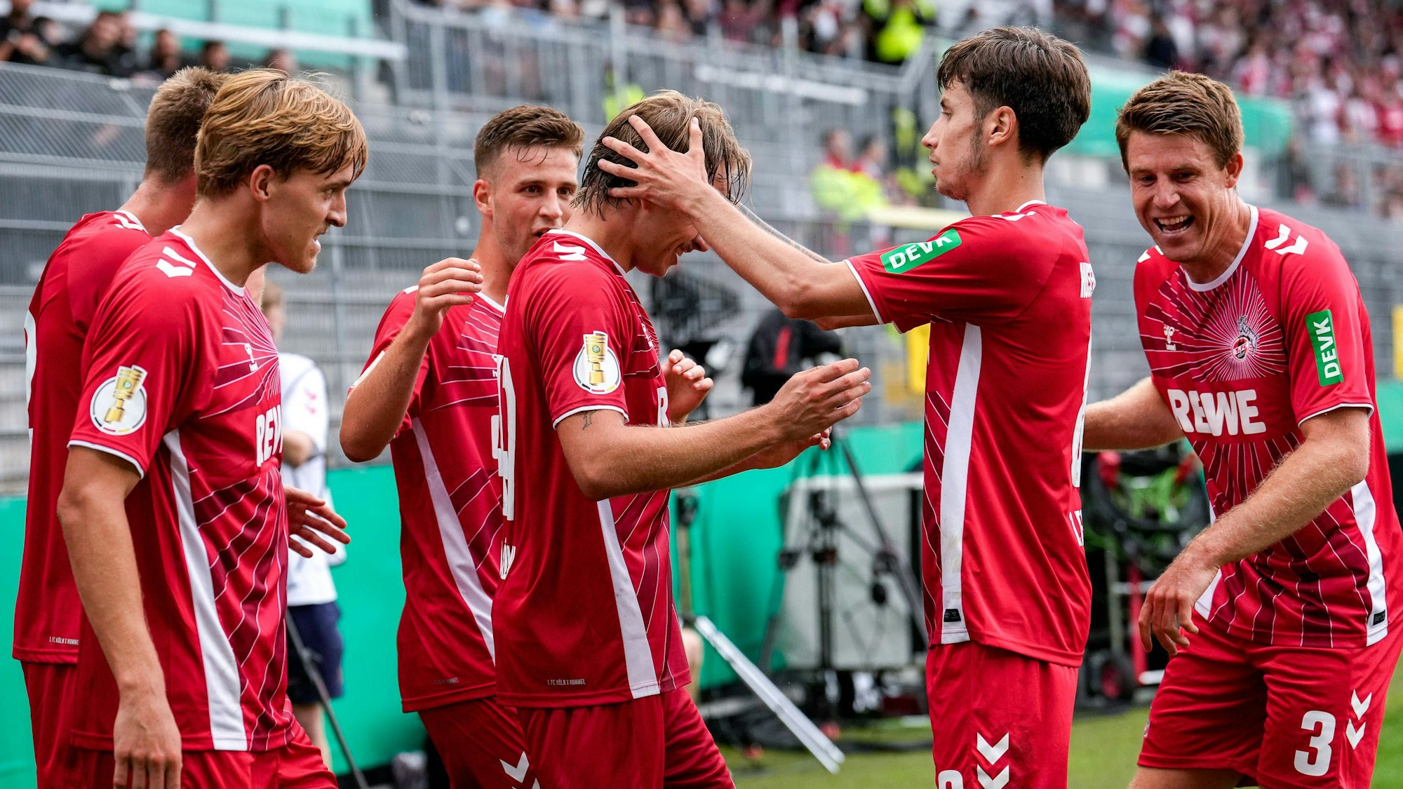 Spieler vom 1. FC Köln, jubeln über das Tor zum 2:3,