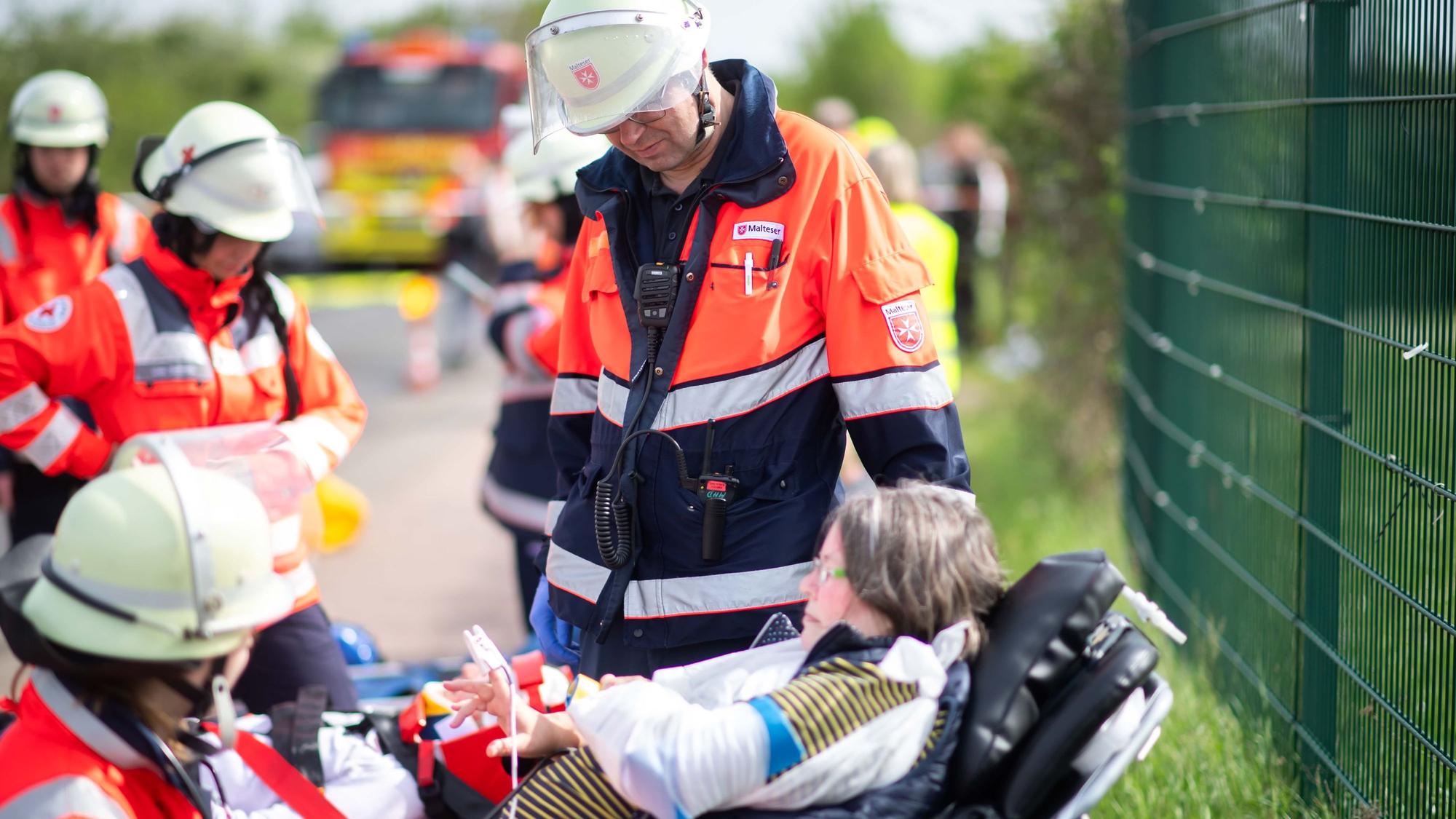Bei einer Katastrophenschutzübung in Euskirchen kümmern sich Rettungsdienst-Mitarbeiter um eine Verletzten-Darstellerin.