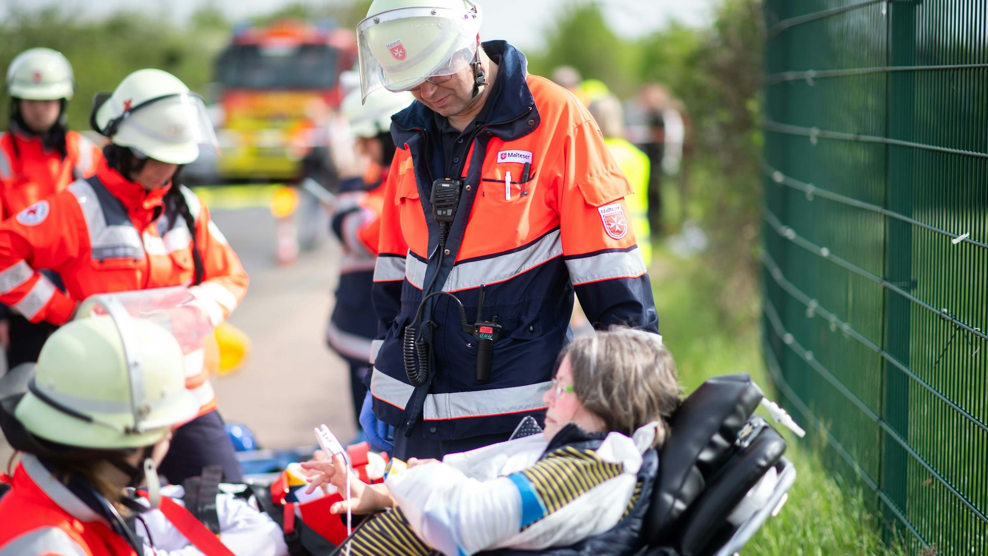 Bei einer Katastrophenschutzübung in Euskirchen kümmern sich Rettungsdienst-Mitarbeiter um eine Verletzten-Darstellerin.