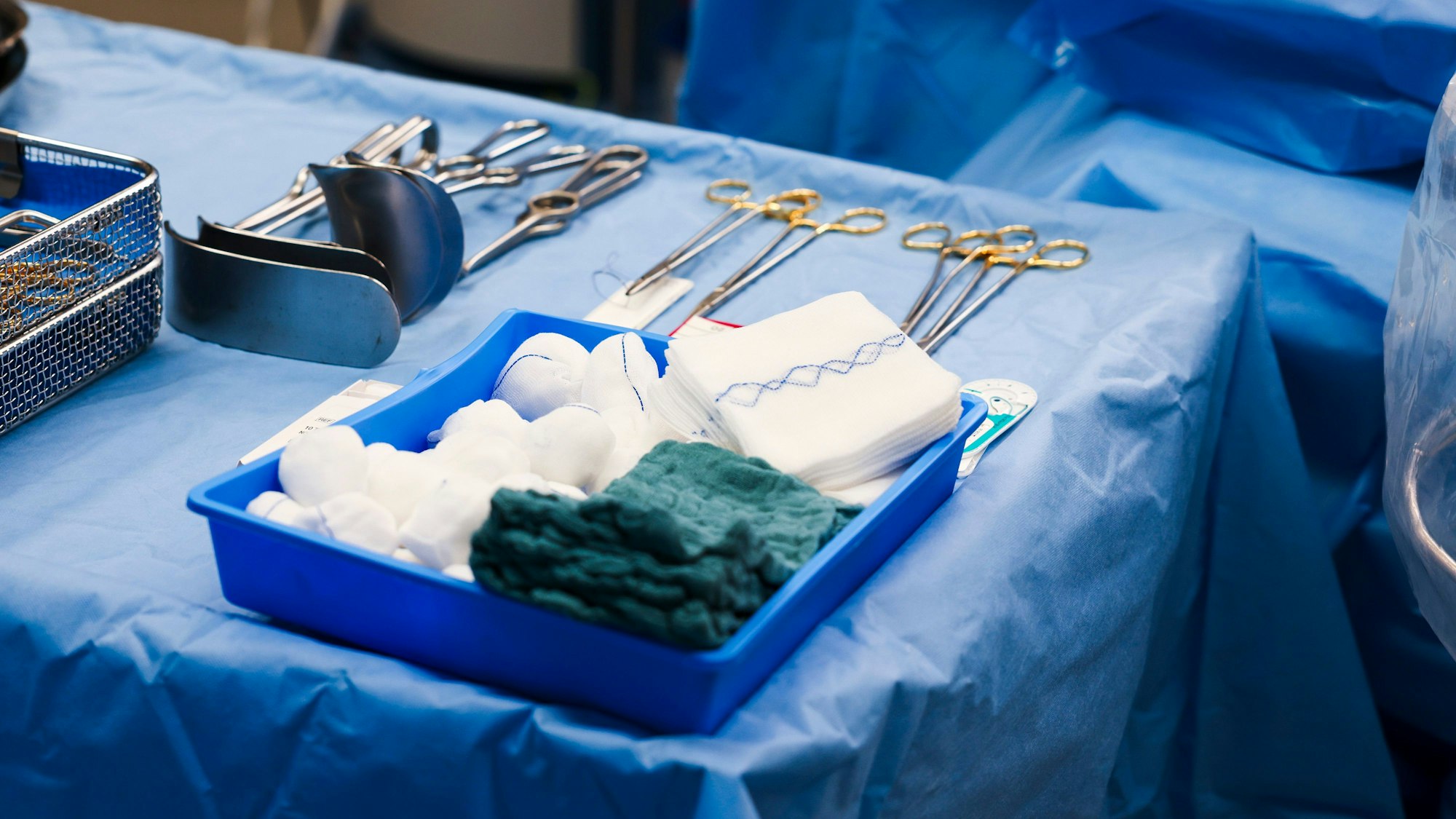 Operationsbesteck liegt auf einem Tisch im OP-Zentrum der Schön Klinik.